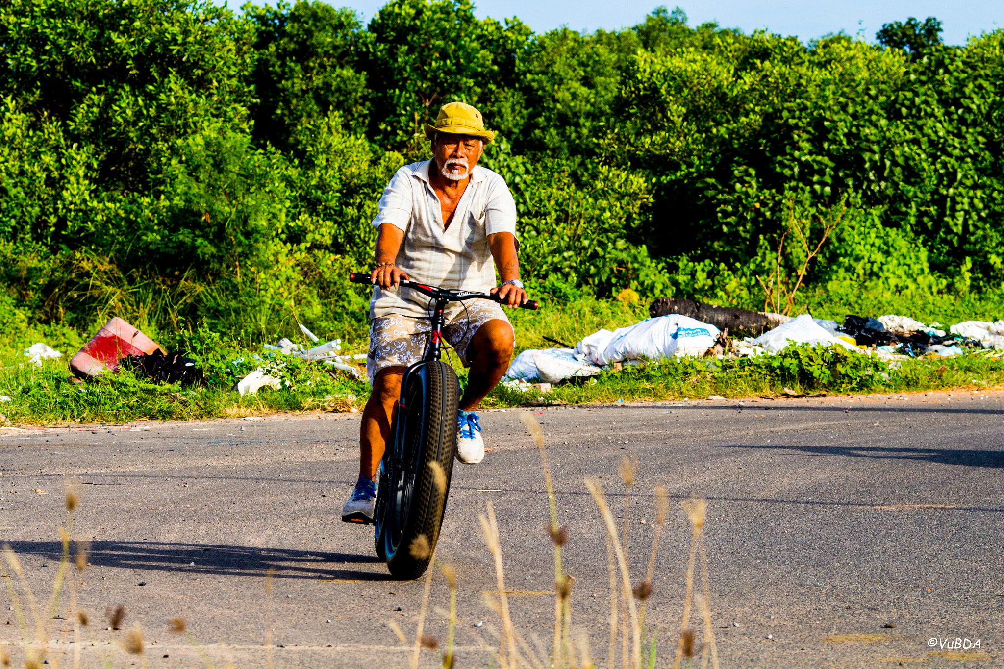 Canon EOS 700D (EOS Rebel T5i / EOS Kiss X7i) + Canon EF 135mm F2L USM sample photo. Cycling afternoon photography