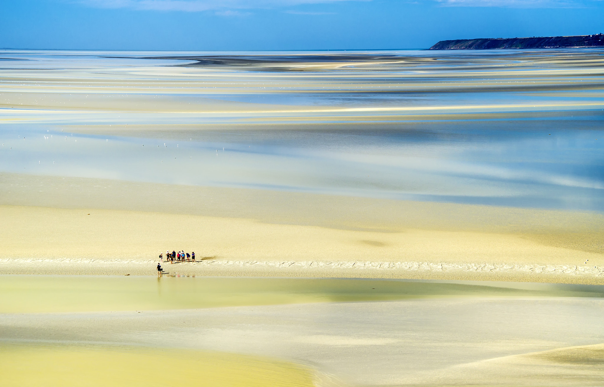 Sigma ZOOM-alpha 35-135mm F3.5-4.5 sample photo. The bay of the mont saint-michel - walkers on the sand. photography