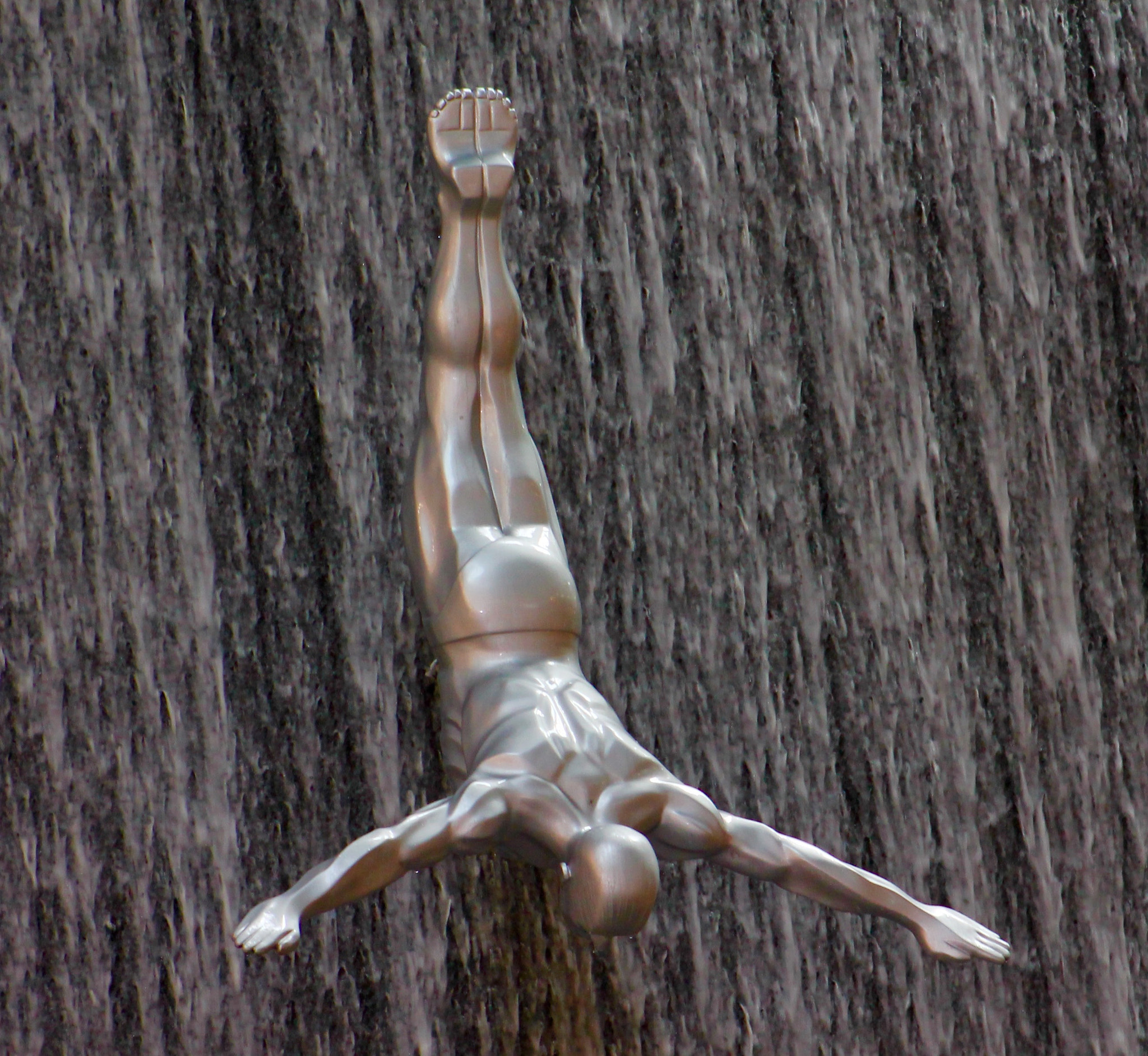 Canon EF75-300mm f/4-5.6 sample photo. Silver diver at dubai mall photography