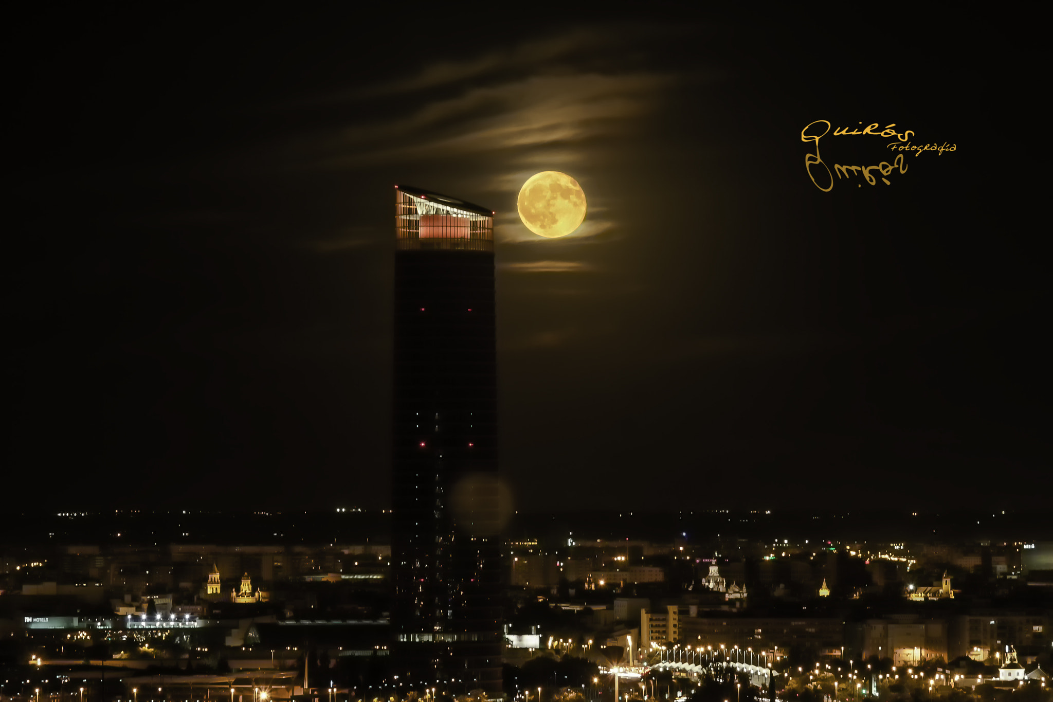 Canon EOS 30D + Canon EF 70-200mm F4L IS USM sample photo. Torre pelli - full moon photography