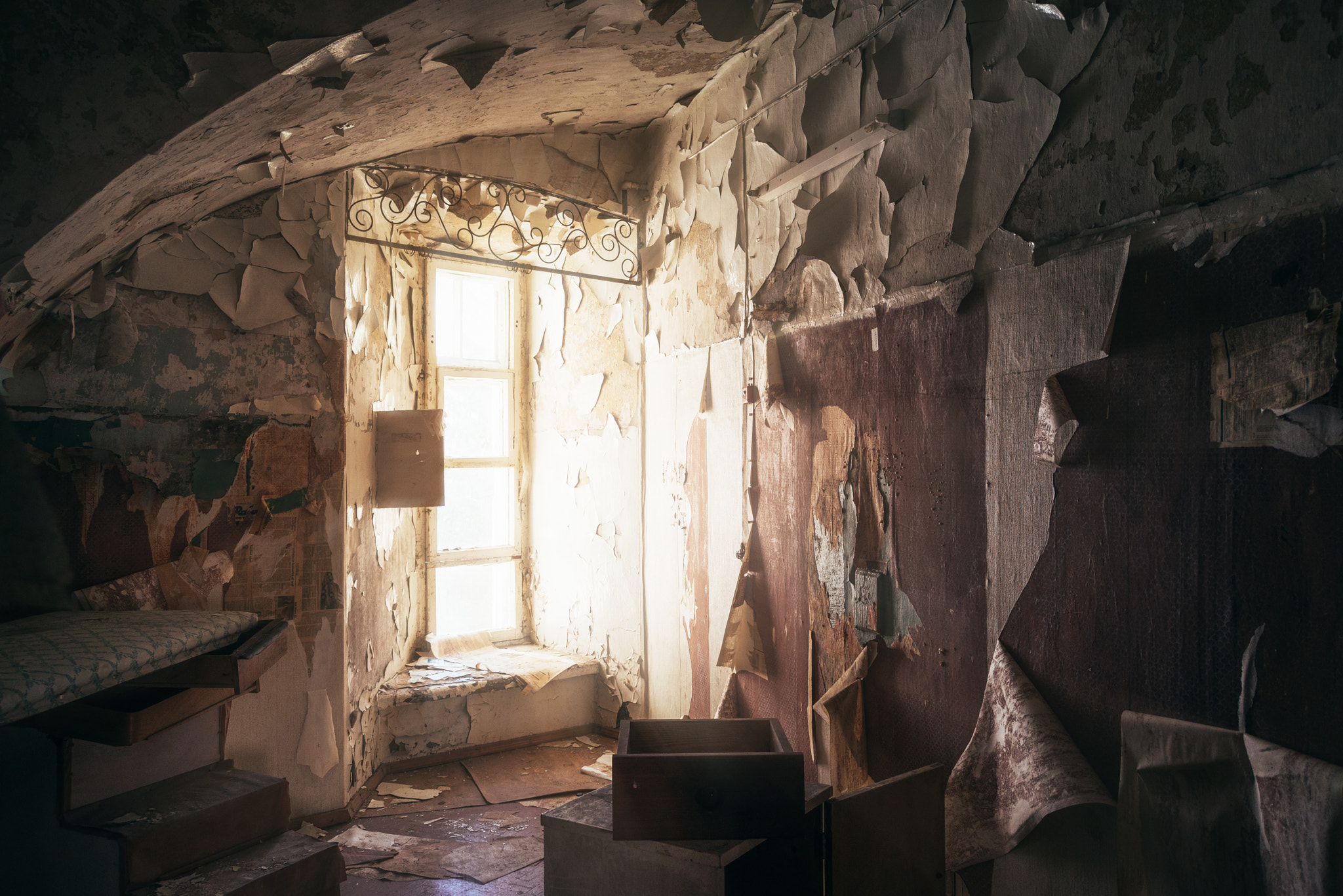 AF Zoom-Nikkor 28-70mm f/3.5-4.5D sample photo. Abandoned prison photography