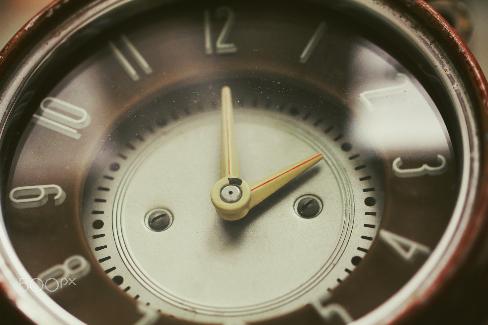 Canon EOS 550D (EOS Rebel T2i / EOS Kiss X4) + Canon EF 100mm F2.8L Macro IS USM sample photo. Retro old brown clock photography