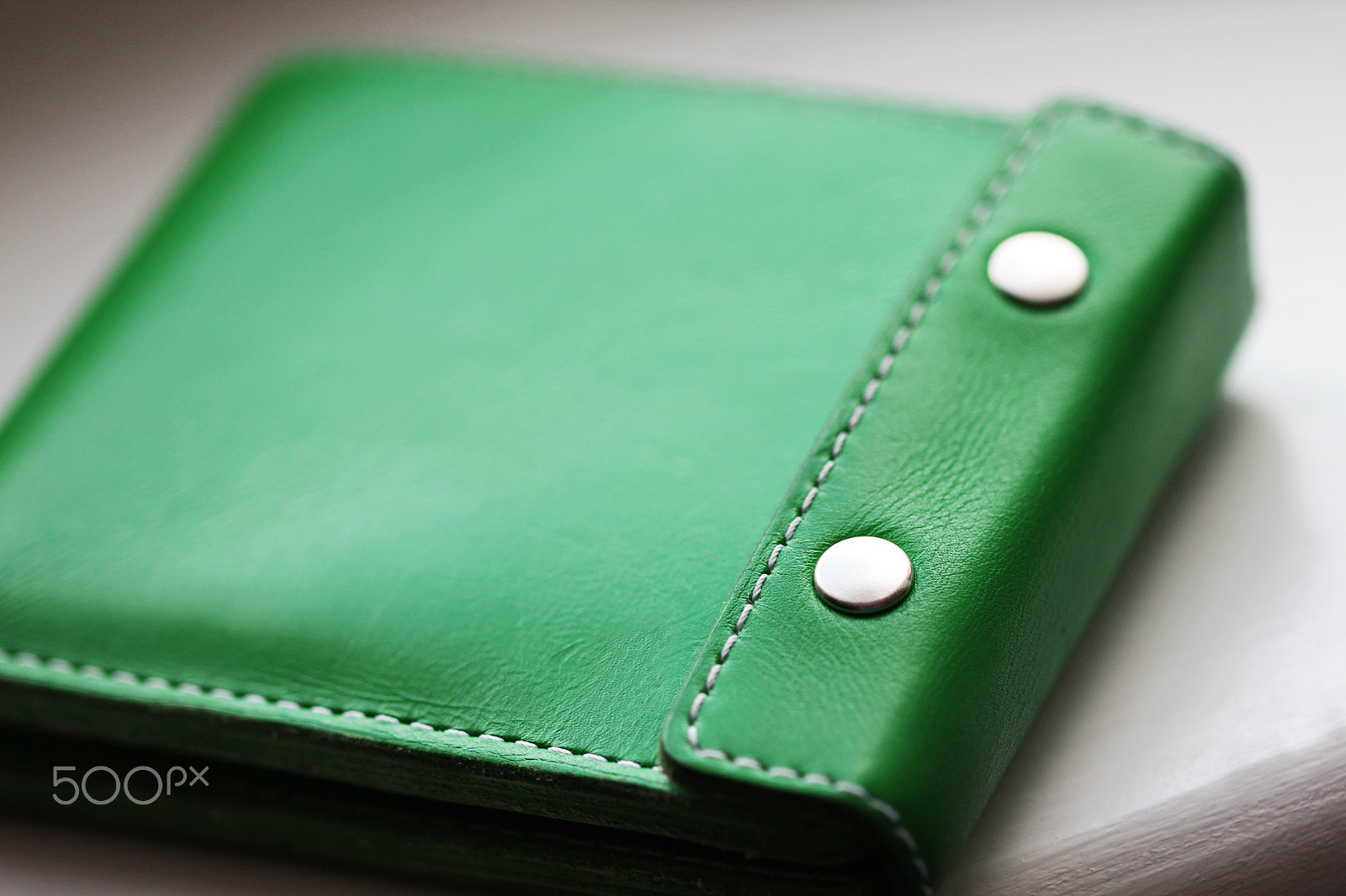 Canon EOS 550D (EOS Rebel T2i / EOS Kiss X4) + Canon EF 100mm F2.8L Macro IS USM sample photo. Green leather wallet photography