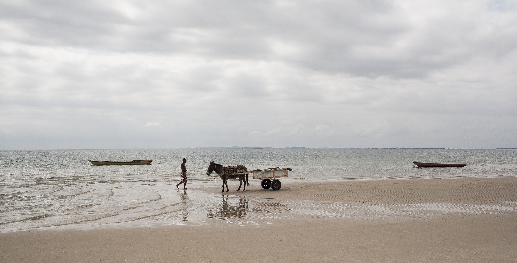 Canon EOS 5D + Canon EF 35mm F1.4L USM sample photo. Beach scene photography