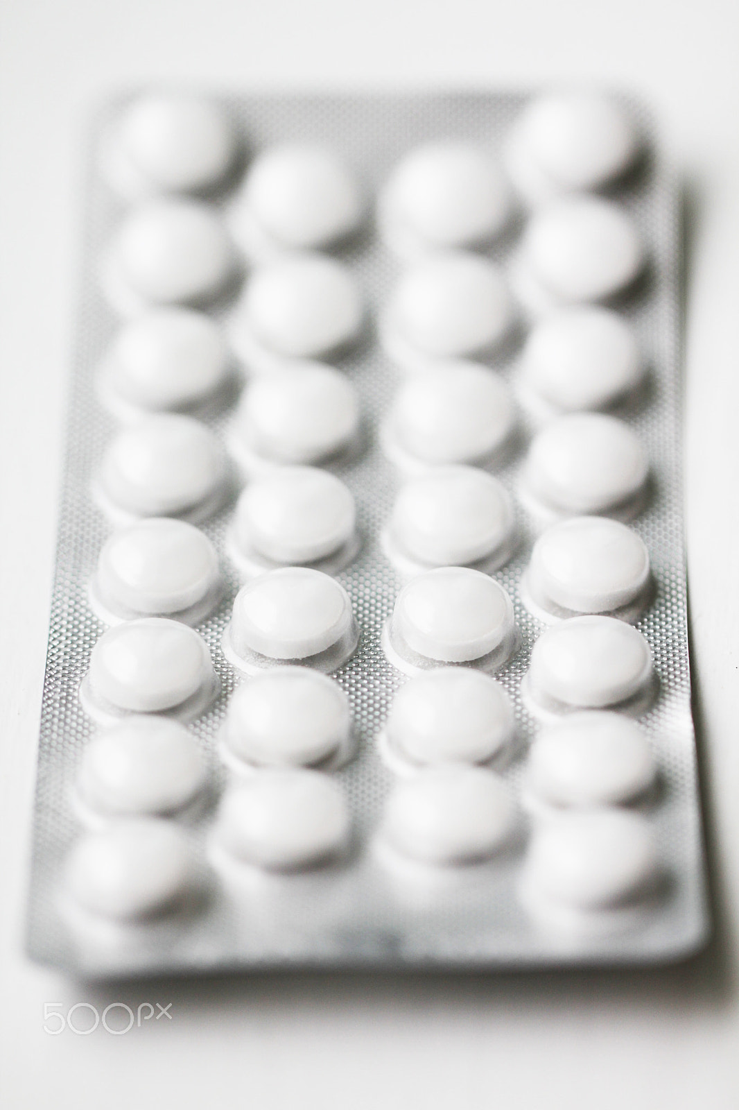 Canon EOS 550D (EOS Rebel T2i / EOS Kiss X4) + Canon EF 100mm F2.8L Macro IS USM sample photo. White round pills photography
