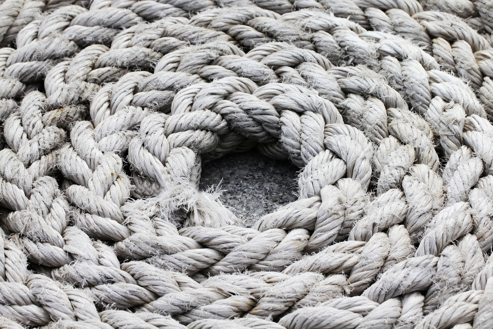 Canon EOS 550D (EOS Rebel T2i / EOS Kiss X4) + Canon EF 100mm F2.8L Macro IS USM sample photo. Rope spiral pattern photography