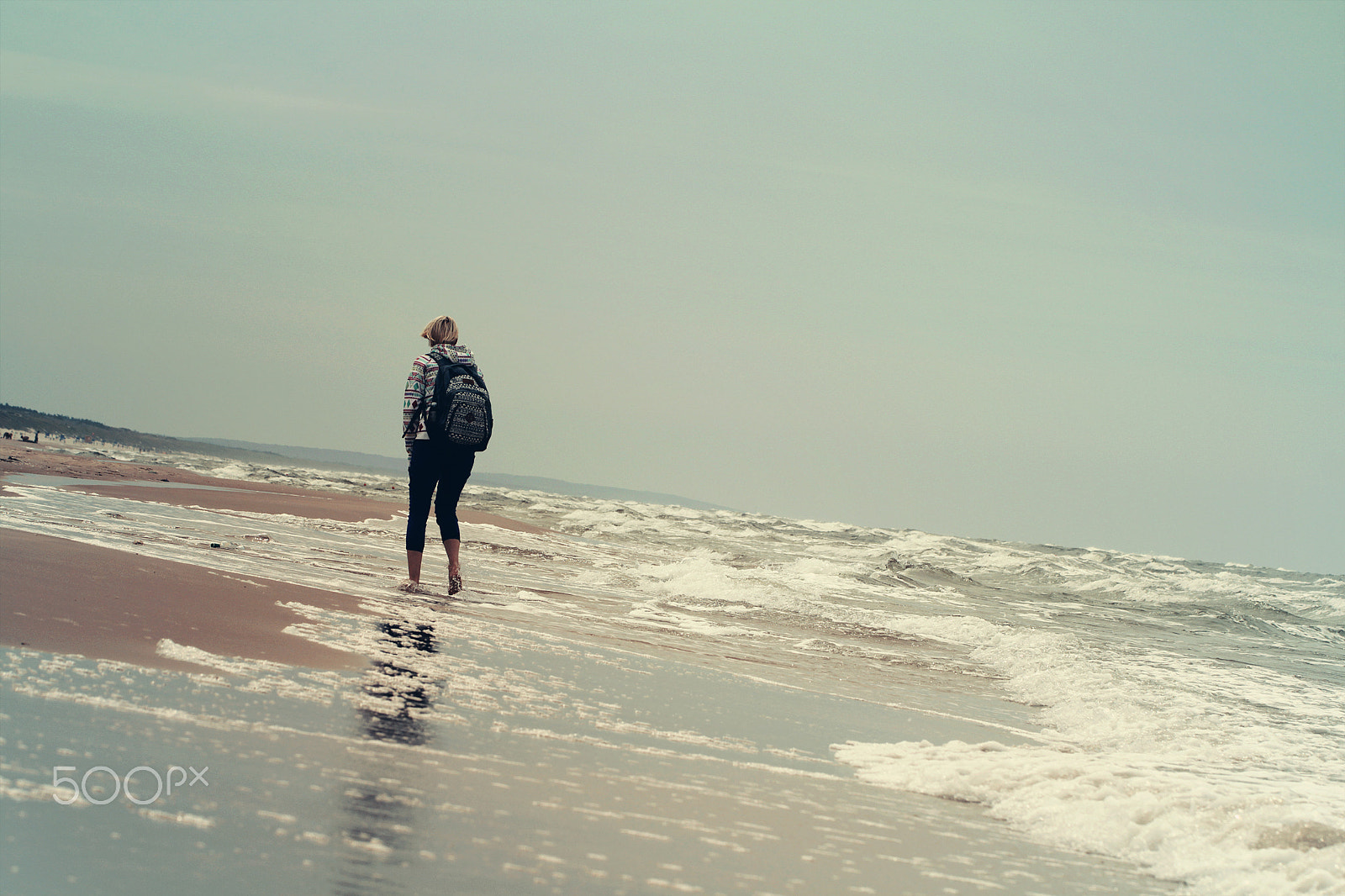 Canon EOS 550D (EOS Rebel T2i / EOS Kiss X4) + Canon EF 100mm F2.8L Macro IS USM sample photo. Young woman walking on the sea waves photography