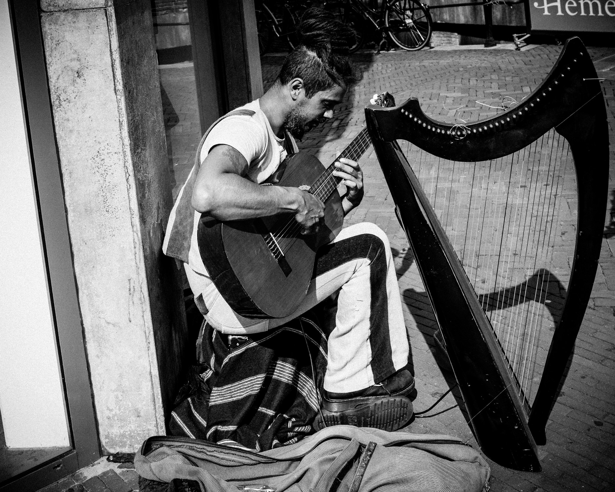 Canon EOS 500D (EOS Rebel T1i / EOS Kiss X3) + Canon EF-S 24mm F2.8 STM sample photo. Street musician ~ amersfoort photography