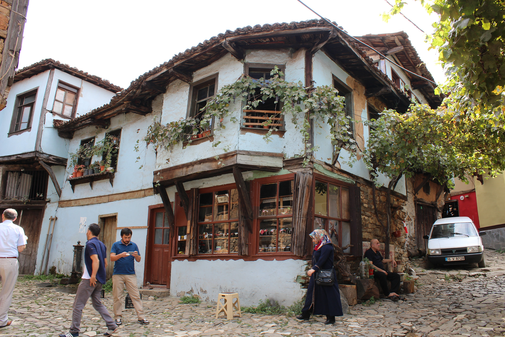 Canon EOS 100D (EOS Rebel SL1 / EOS Kiss X7) sample photo. The house and the people photography