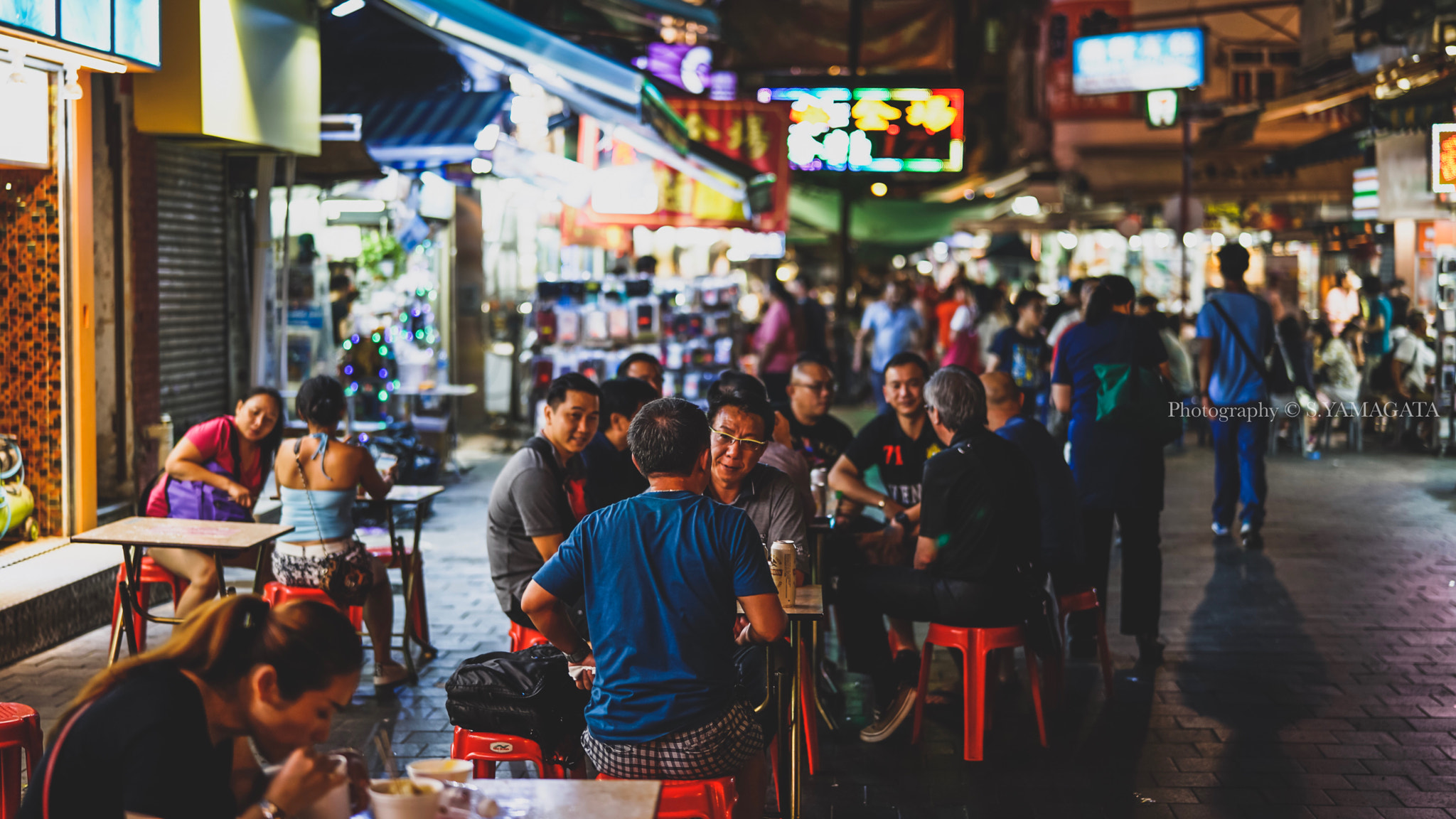 Sony Planar T* FE 50mm F1.4 ZA sample photo. Street restaurant photography