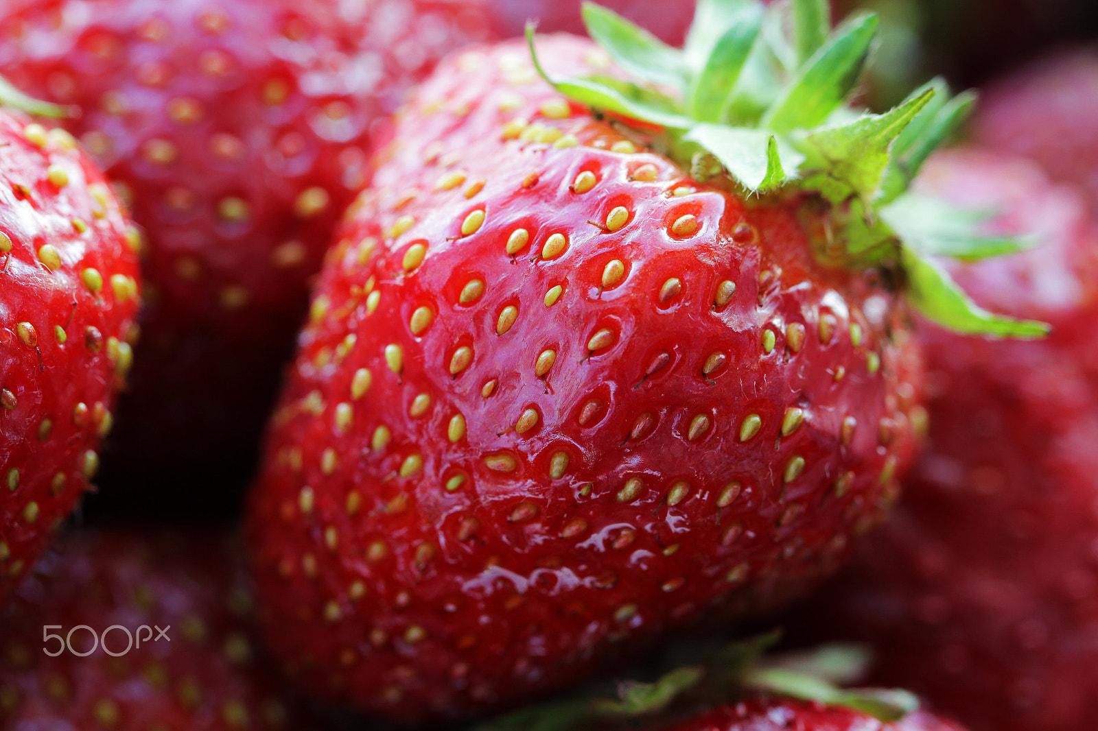 Canon EOS 550D (EOS Rebel T2i / EOS Kiss X4) + Canon EF 100mm F2.8L Macro IS USM sample photo. Strawberry food background photography