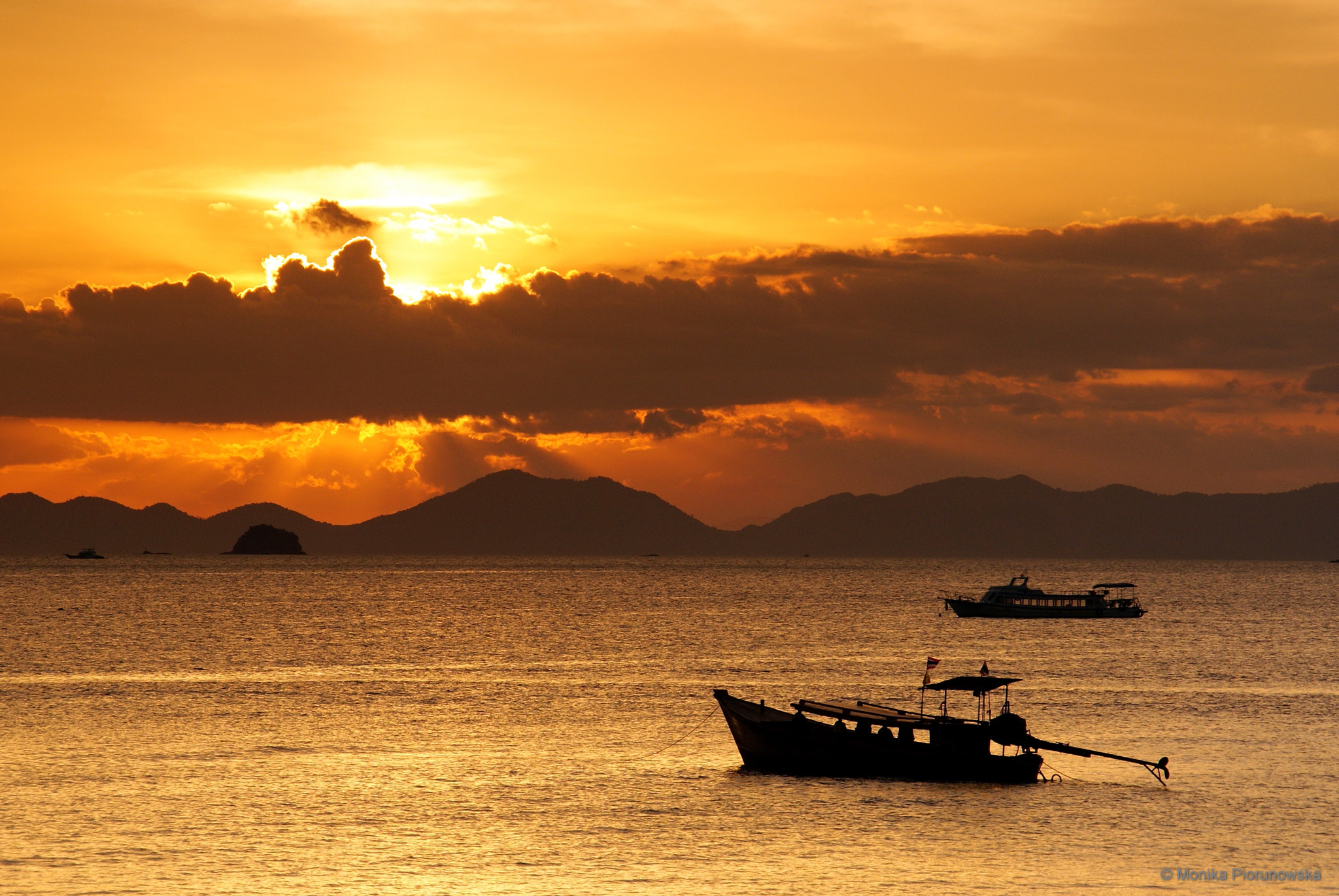 Sony Alpha DSLR-A300 sample photo. Sunset in ao nang photography