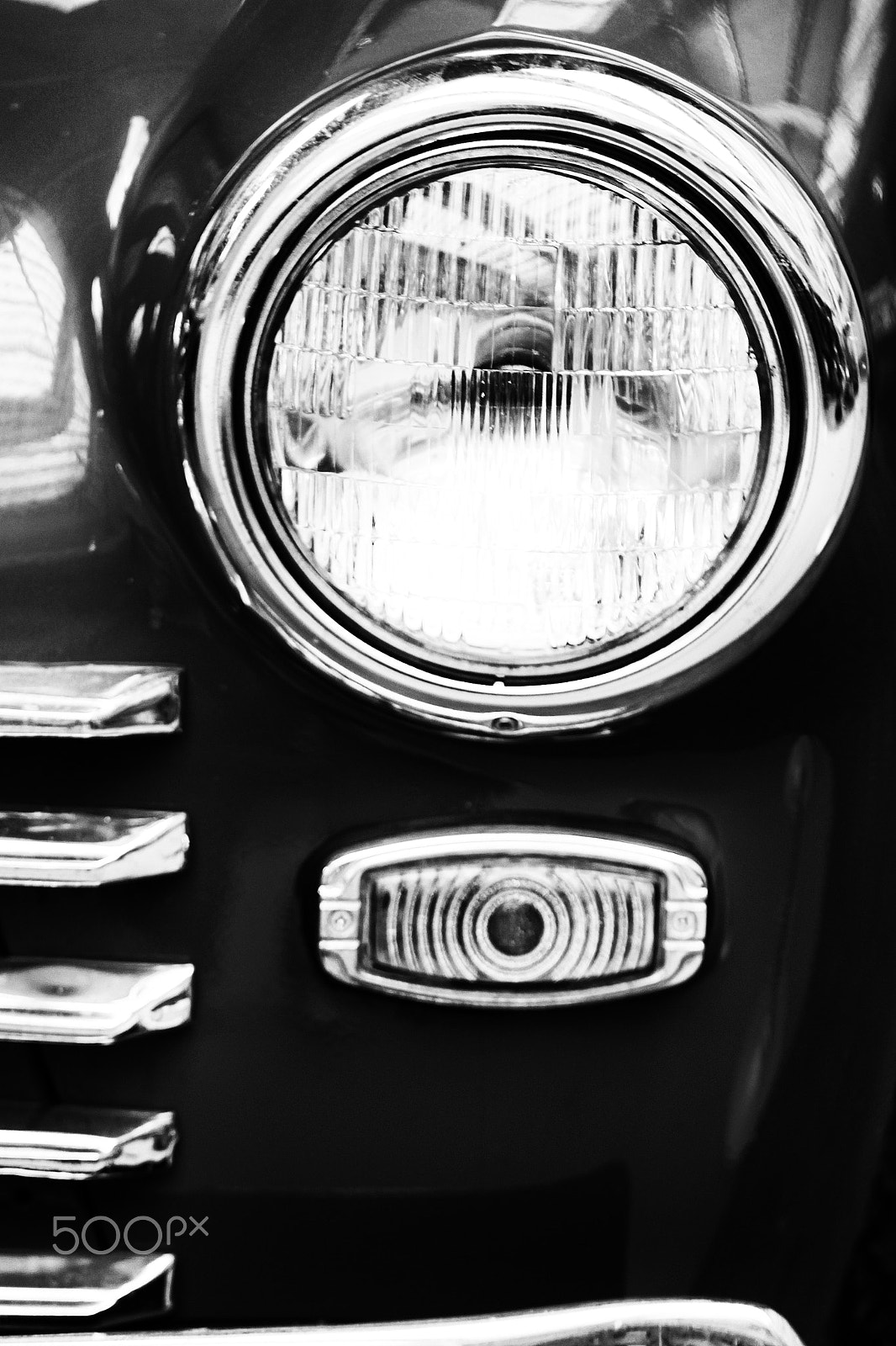 Canon EOS 550D (EOS Rebel T2i / EOS Kiss X4) + Canon EF 100mm F2.8L Macro IS USM sample photo. Retro car headlight close up photography