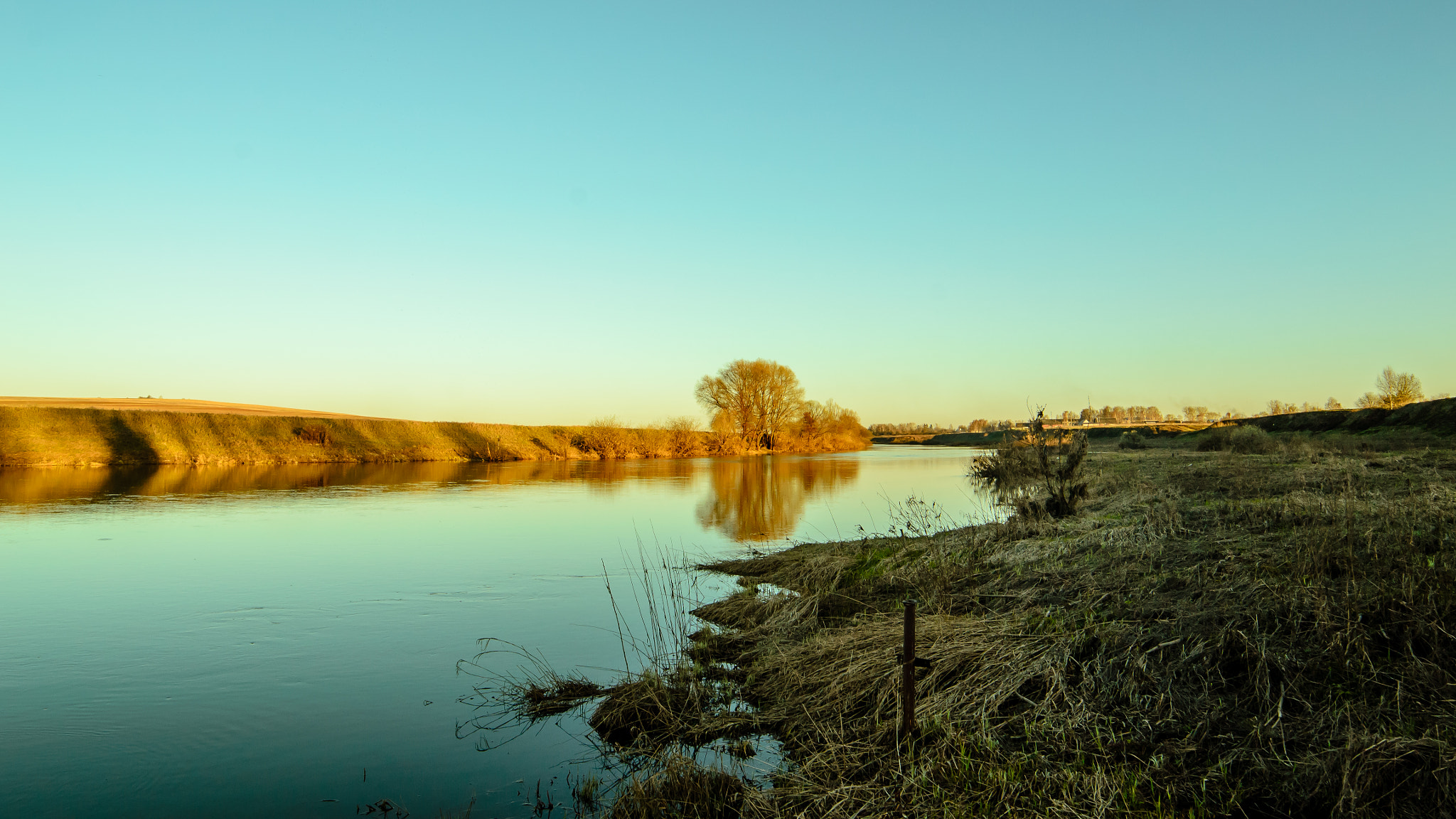 Samyang 14mm F2.8 ED AS IF UMC sample photo. The river photography