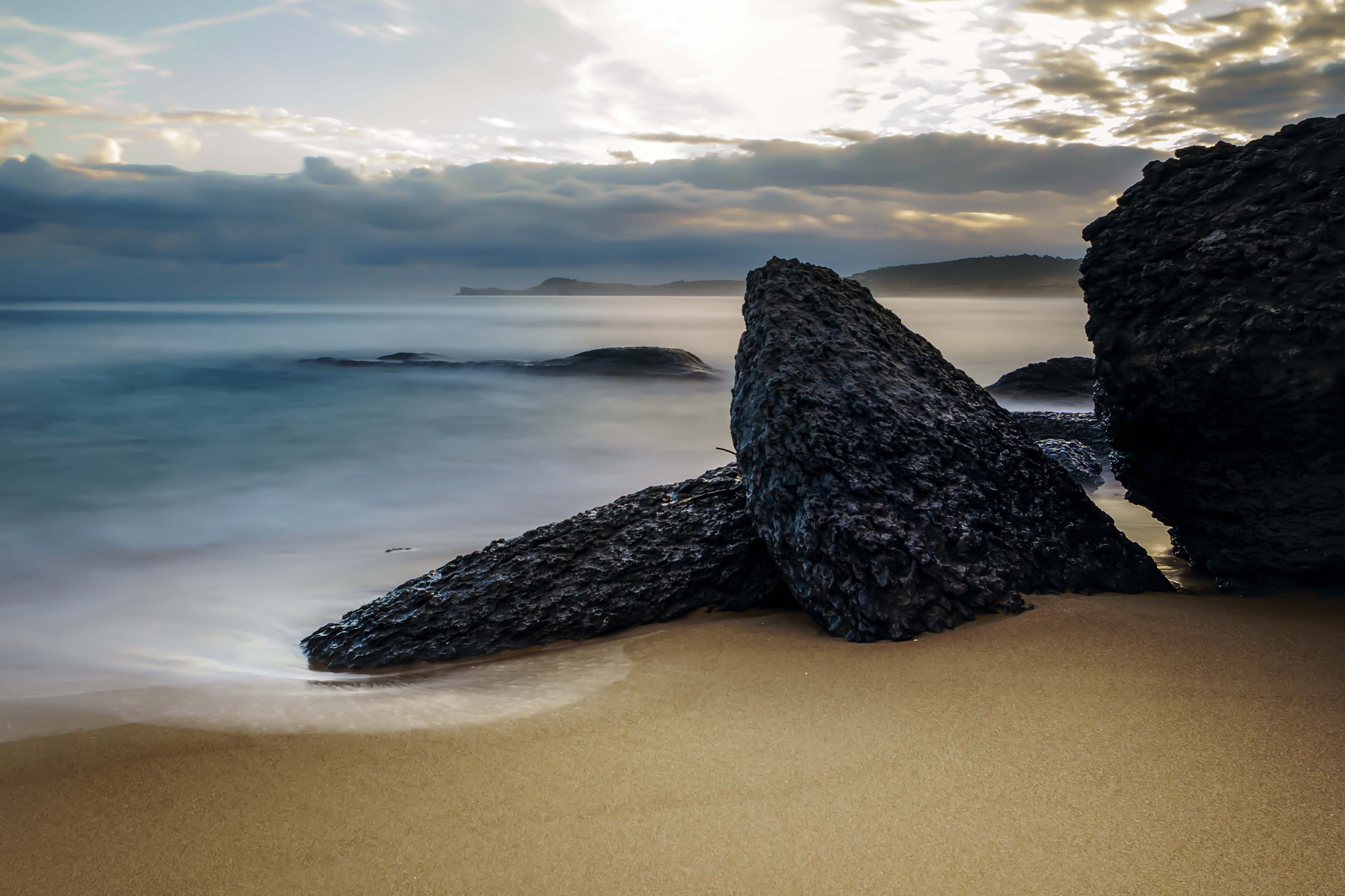 Tamron 18-270mm F3.5-6.3 Di II PZD sample photo. Rocas en la playa photography