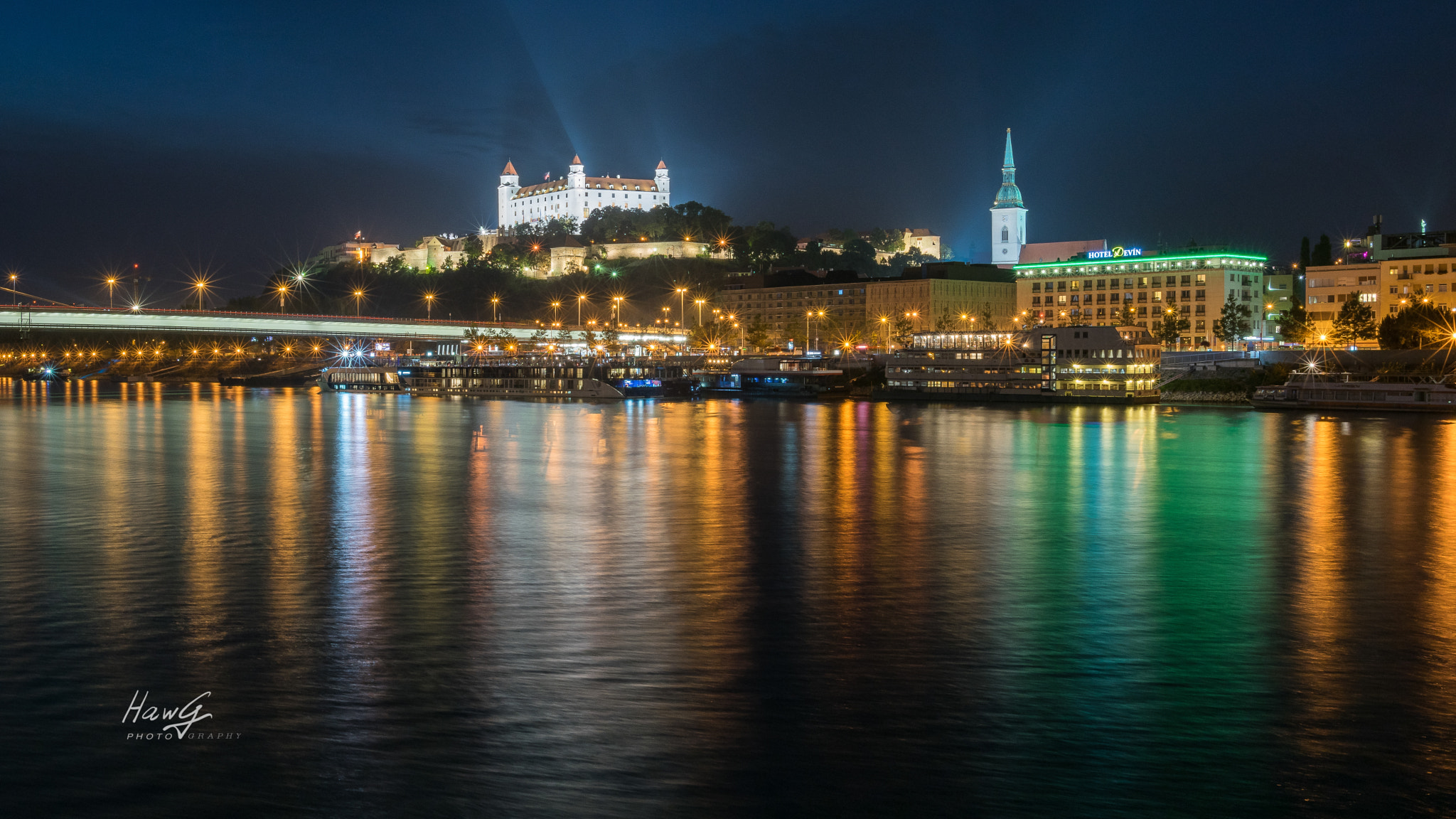 Nikon D3300 + Nikon AF-S Nikkor 20mm F1.8G ED sample photo. Bratislava castle and st. martin's cathedral, sk photography