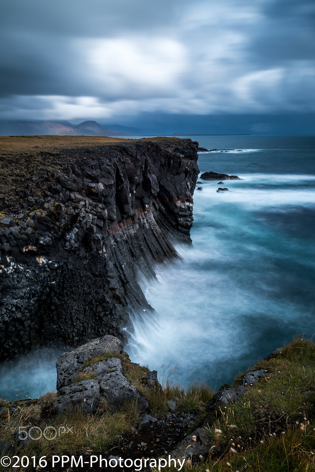Nikon D810 + Nikon AF Nikkor 28mm F2.8D sample photo. Iceland, cliffs and clouds photography