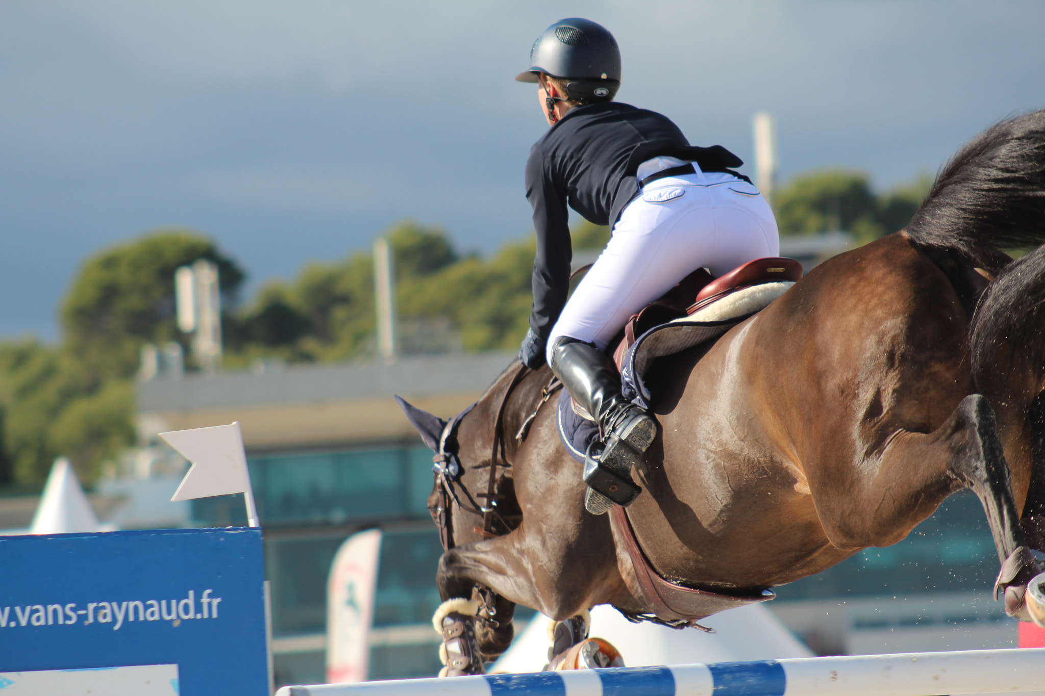 Canon EF 100-300mm F4.5-5.6 USM sample photo. Fantastic omgjump photography