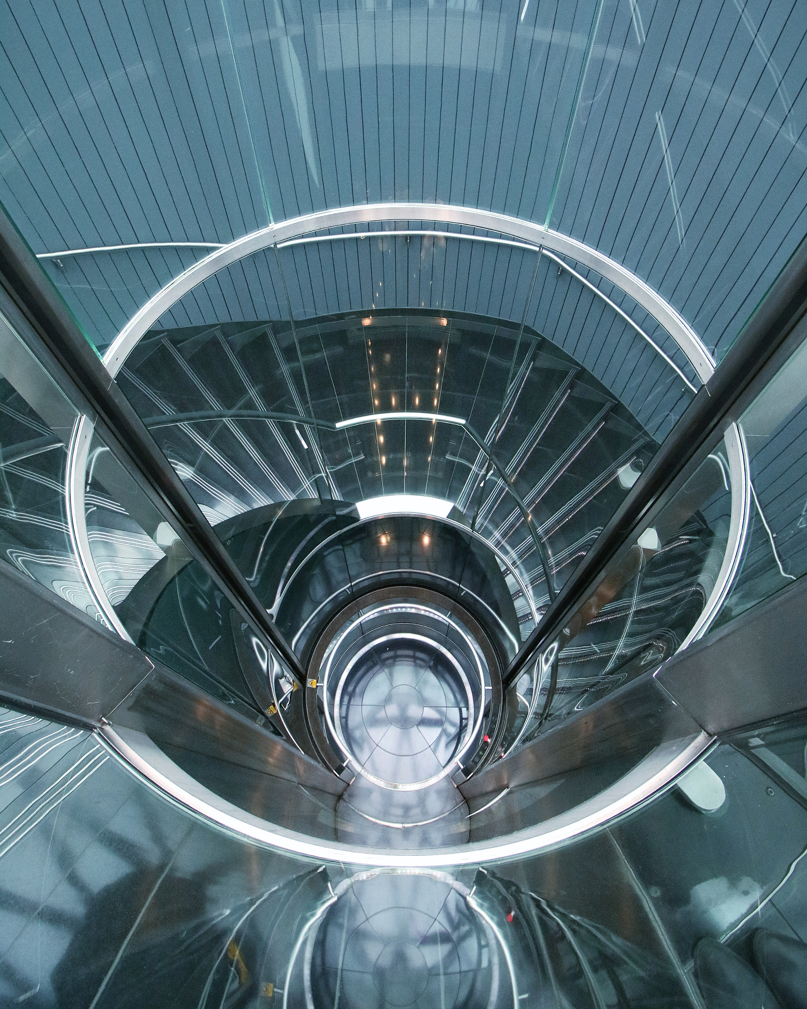 Canon EOS M3 + Canon EF-S 10-18mm F4.5–5.6 IS STM sample photo. Spiral at the gherkin  photography