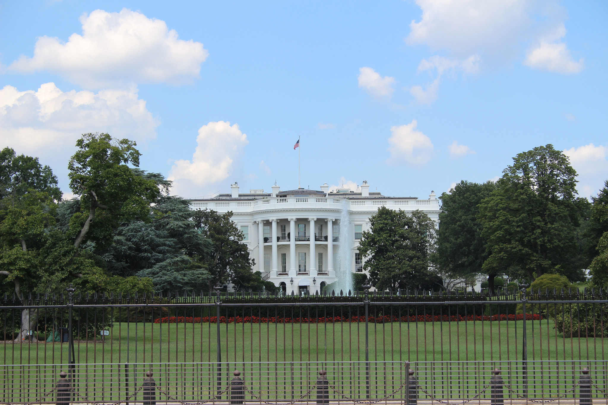 Canon EF-S 18-55mm F3.5-5.6 II sample photo. White house photography