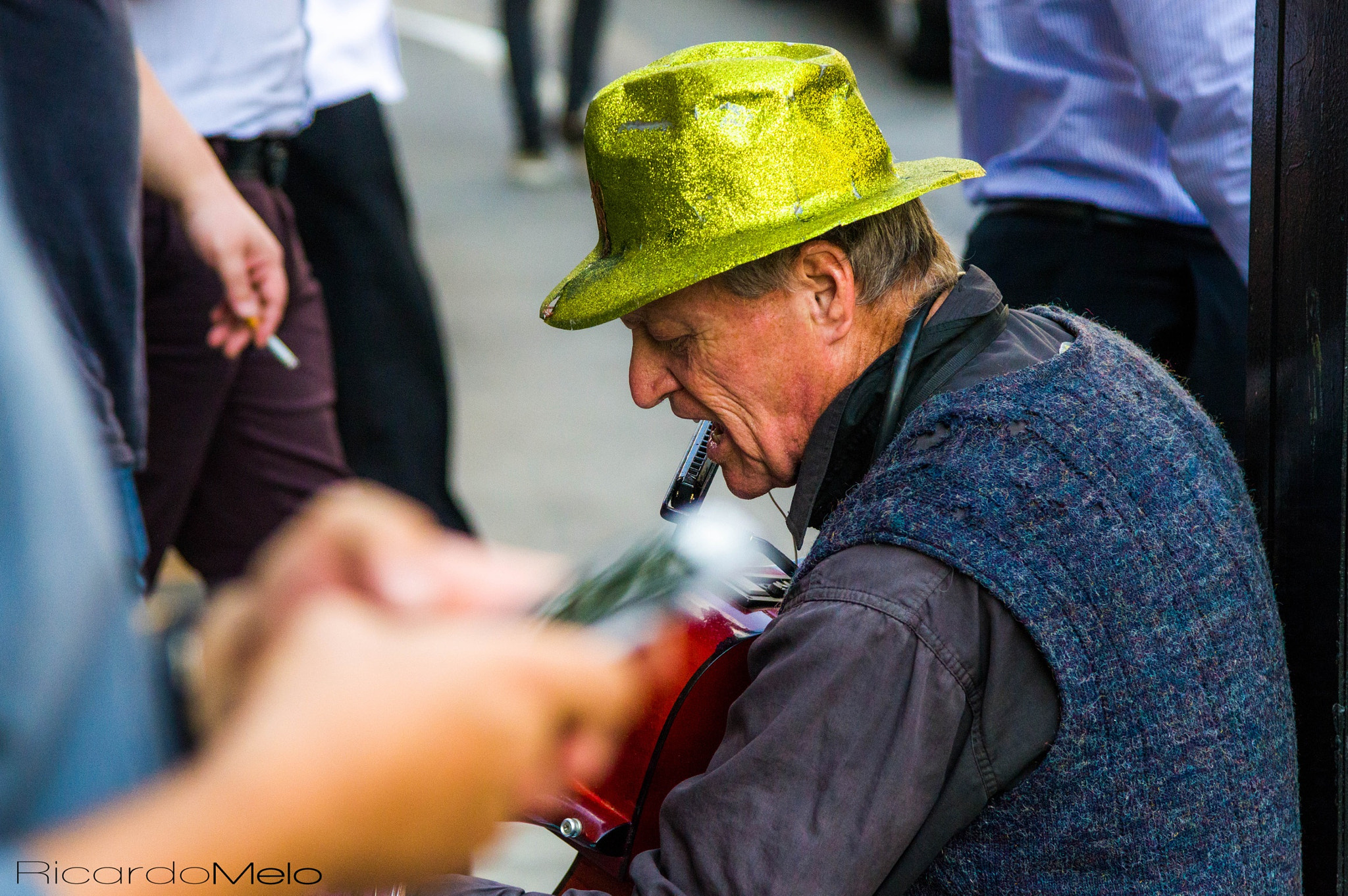 Nikon AF-S Nikkor 24-120mm F4G ED VR sample photo. Street singer photography