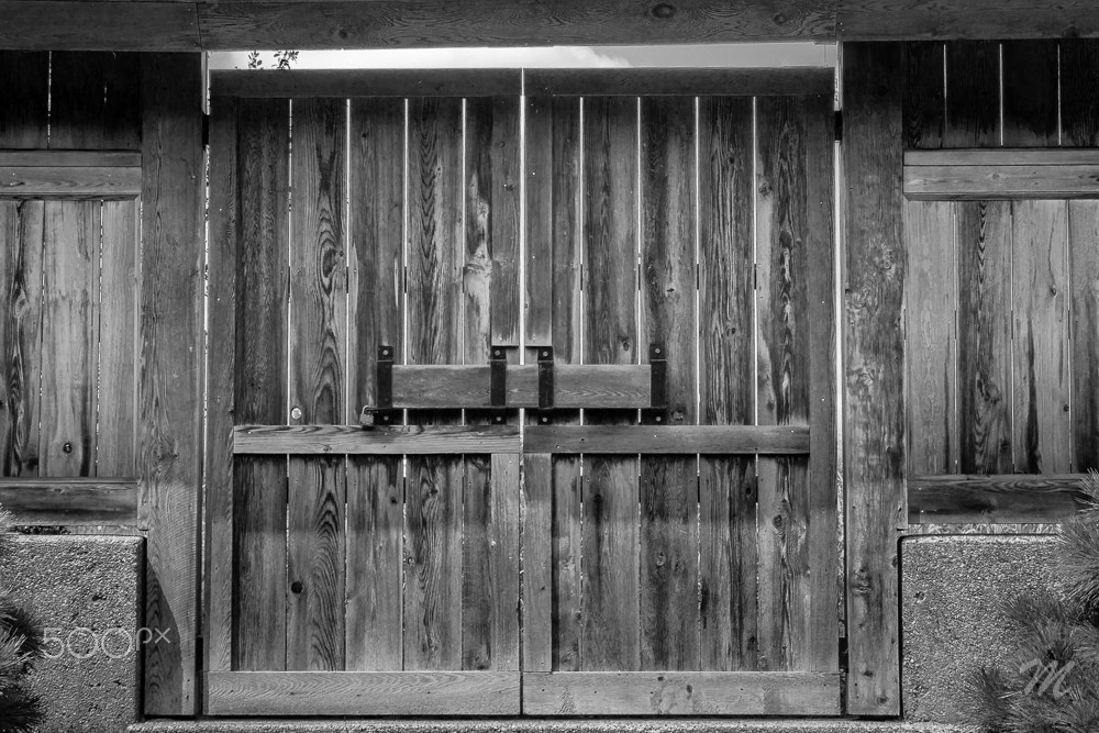 Canon EOS 550D (EOS Rebel T2i / EOS Kiss X4) sample photo. Wooden gate photography