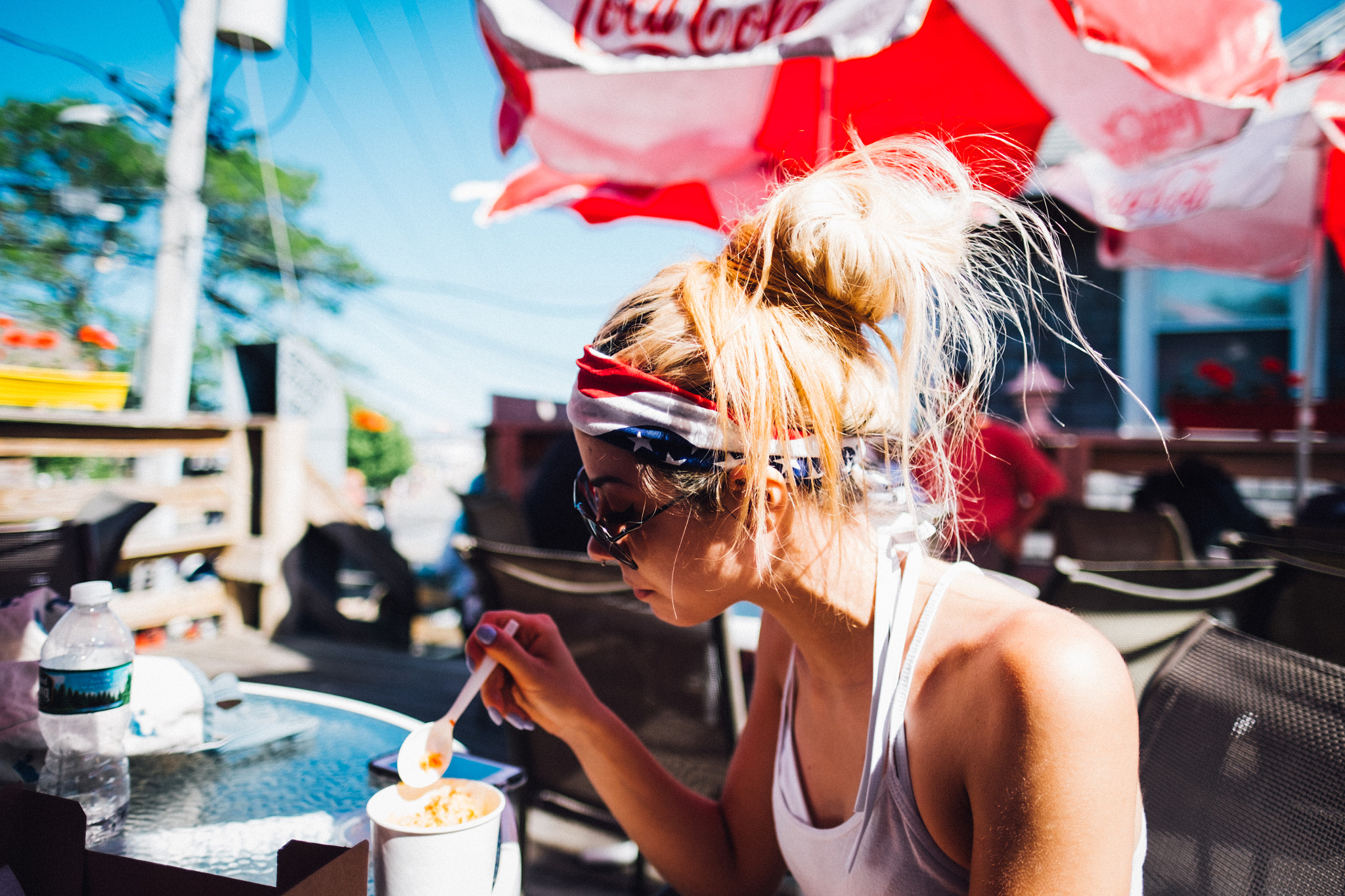 Fujifilm X-Pro1 + Fujifilm XF 16mm F1.4 R WR sample photo. Beach lunch photography