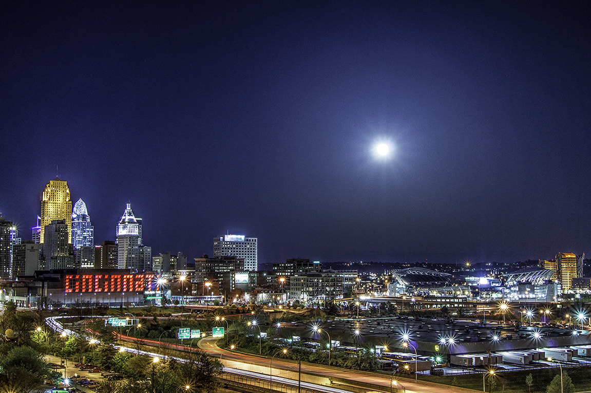 Sony SLT-A35 sample photo. Cincinnati skyline full moon photography