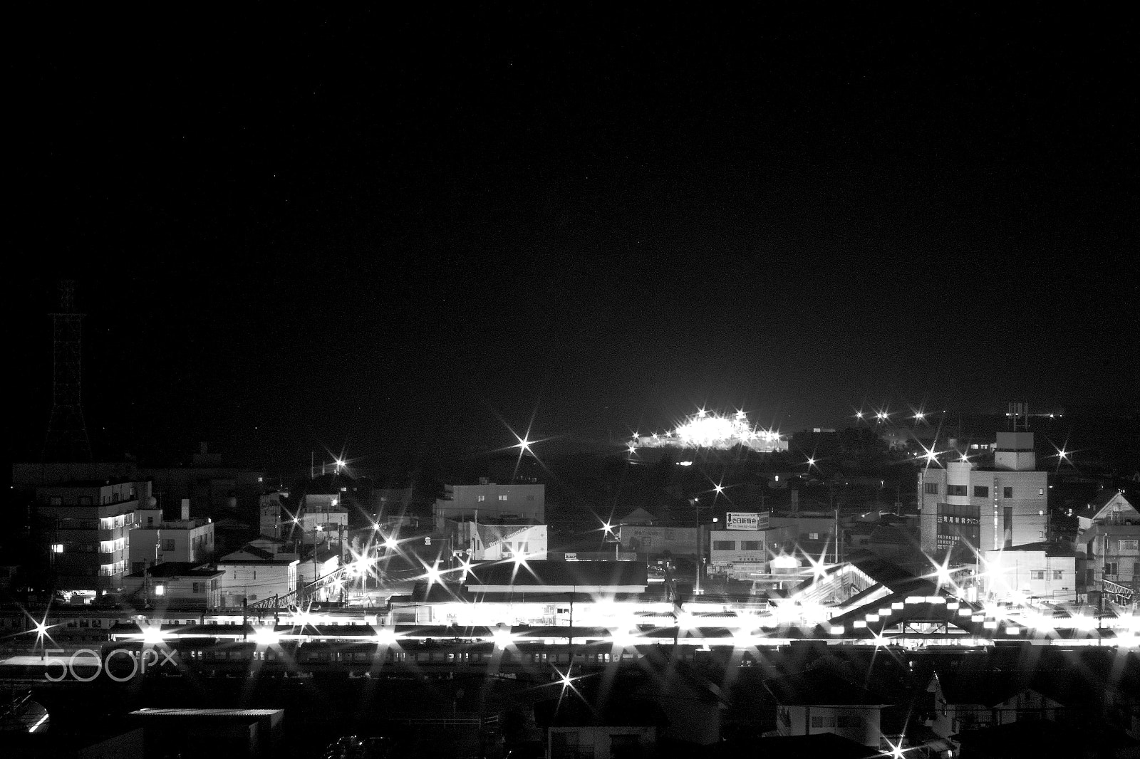 Canon EOS 550D (EOS Rebel T2i / EOS Kiss X4) sample photo. Light of the black-and-white city photography