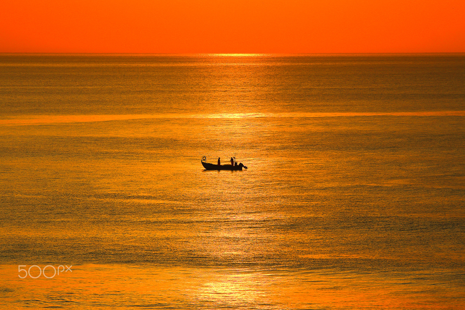 Canon EOS 600D (Rebel EOS T3i / EOS Kiss X5) + Canon EF 70-200mm F4L USM sample photo. Lonely boat in a golden sea - tel-aviv beach photography