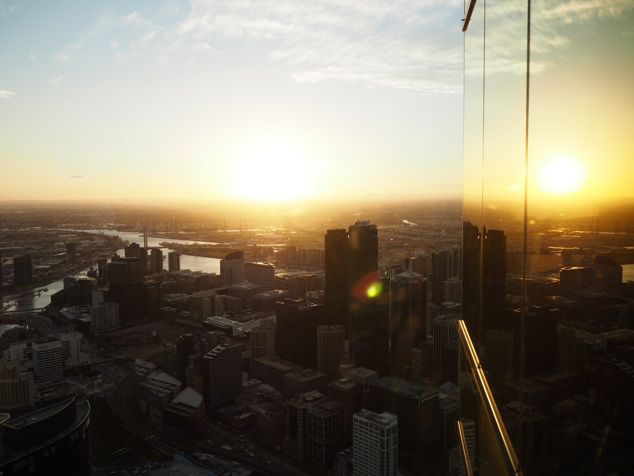 Olympus PEN E-PL7 + Panasonic Lumix G 14mm F2.5 ASPH sample photo. Sunset at the 88th floor, melbourne. photography