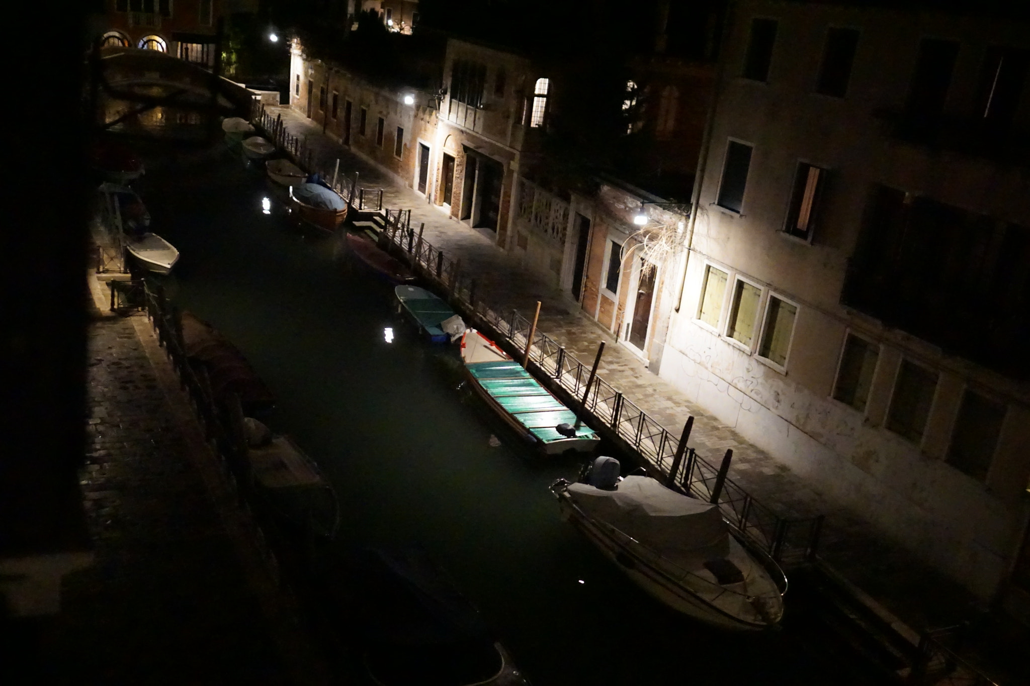 Sony a6000 + Sony Sonnar T* E 24mm F1.8 ZA sample photo. Late night venice photography