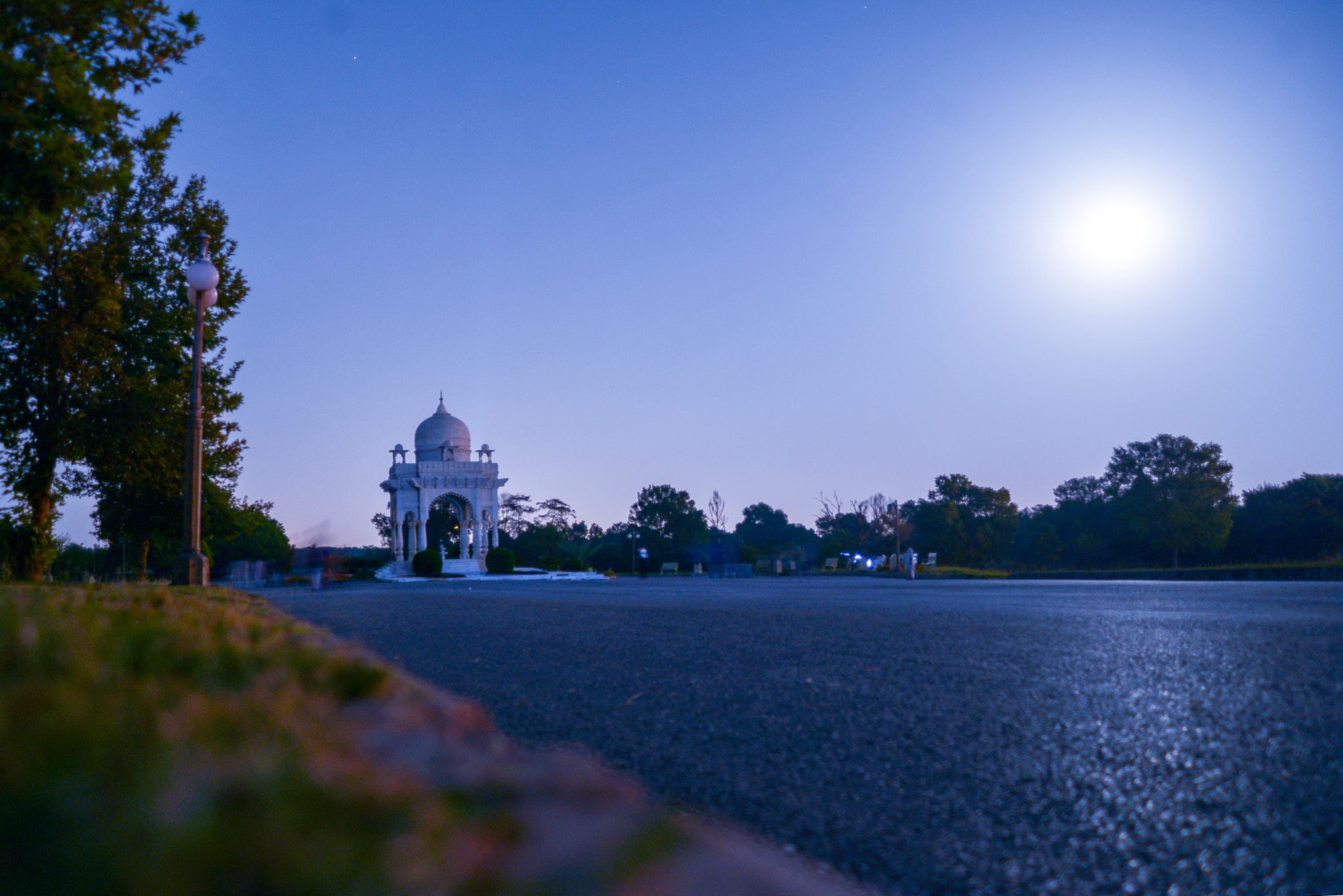AF Zoom-Nikkor 28-100mm f/3.5-5.6G sample photo. Baradari and full moon  photography