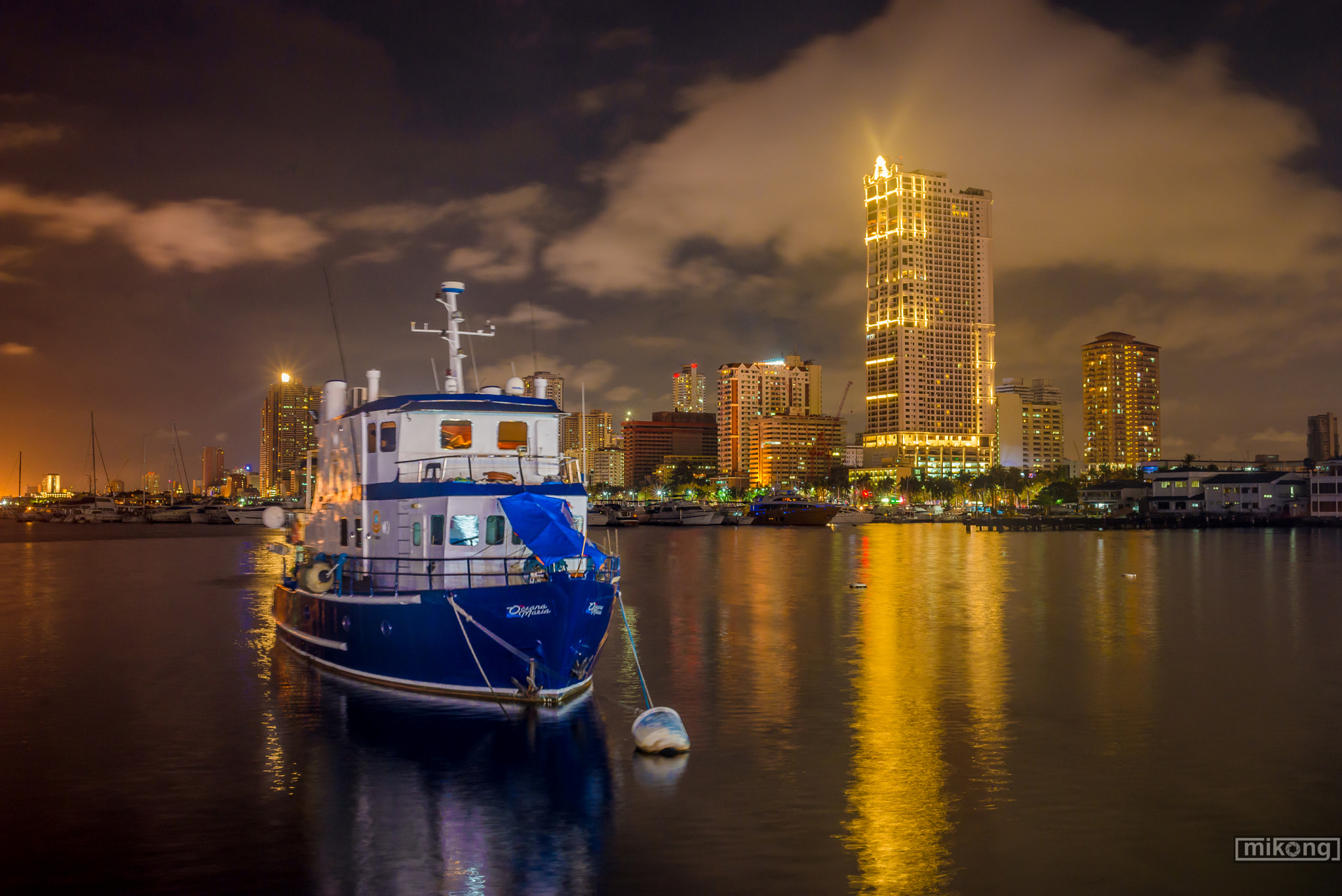 Nikon D610 + AF Zoom-Nikkor 35-70mm f/2.8D sample photo. Boat at harbour square photography