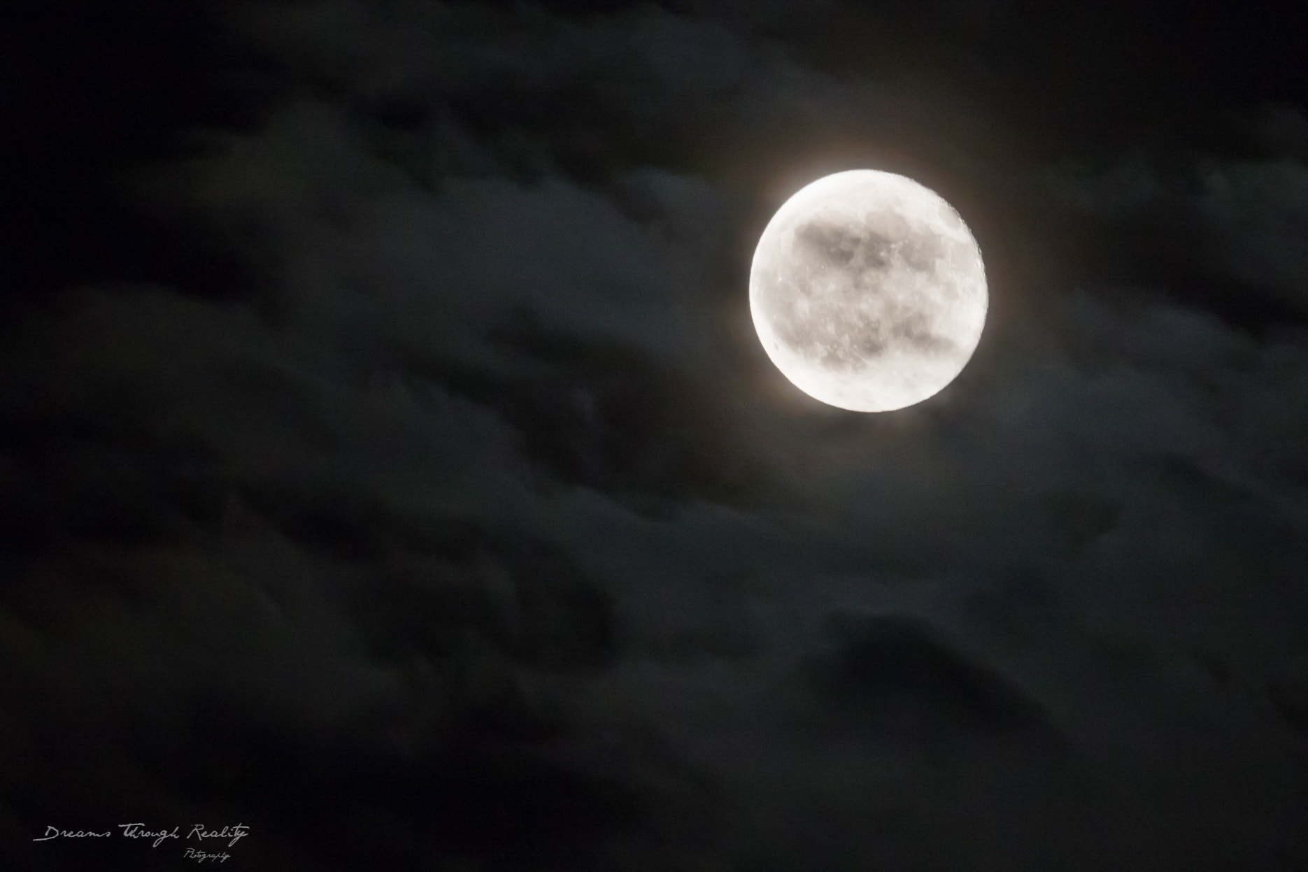 Olympus OM-D E-M10 + Panasonic Lumix G Vario 14-140mm F3.5-5.6 ASPH Power O.I.S sample photo. Attempt to capture the full moon photography