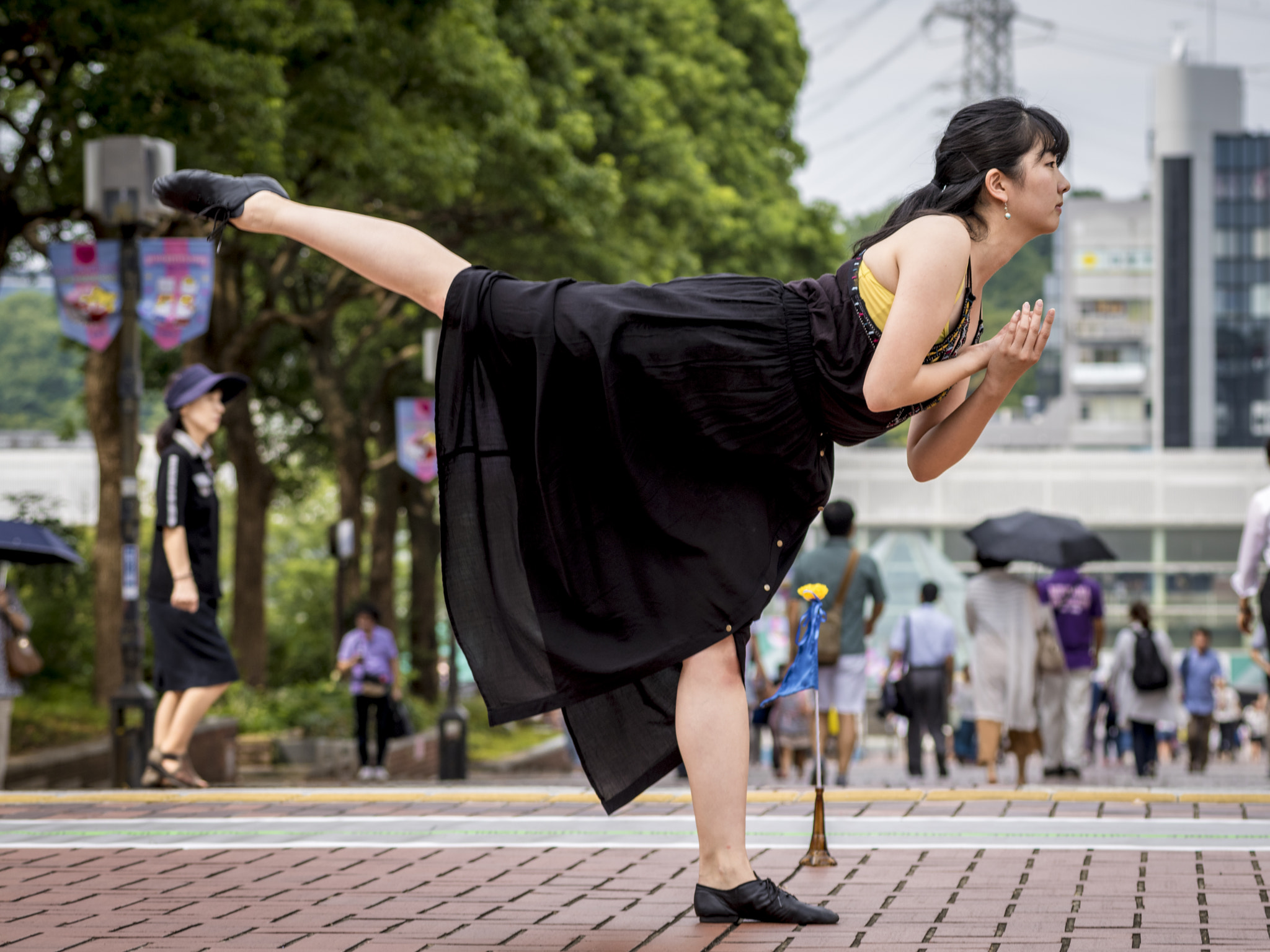 Pentax 645Z + smc PENTAX-FA 645 80-160mm F4.5 sample photo. Street performer photography