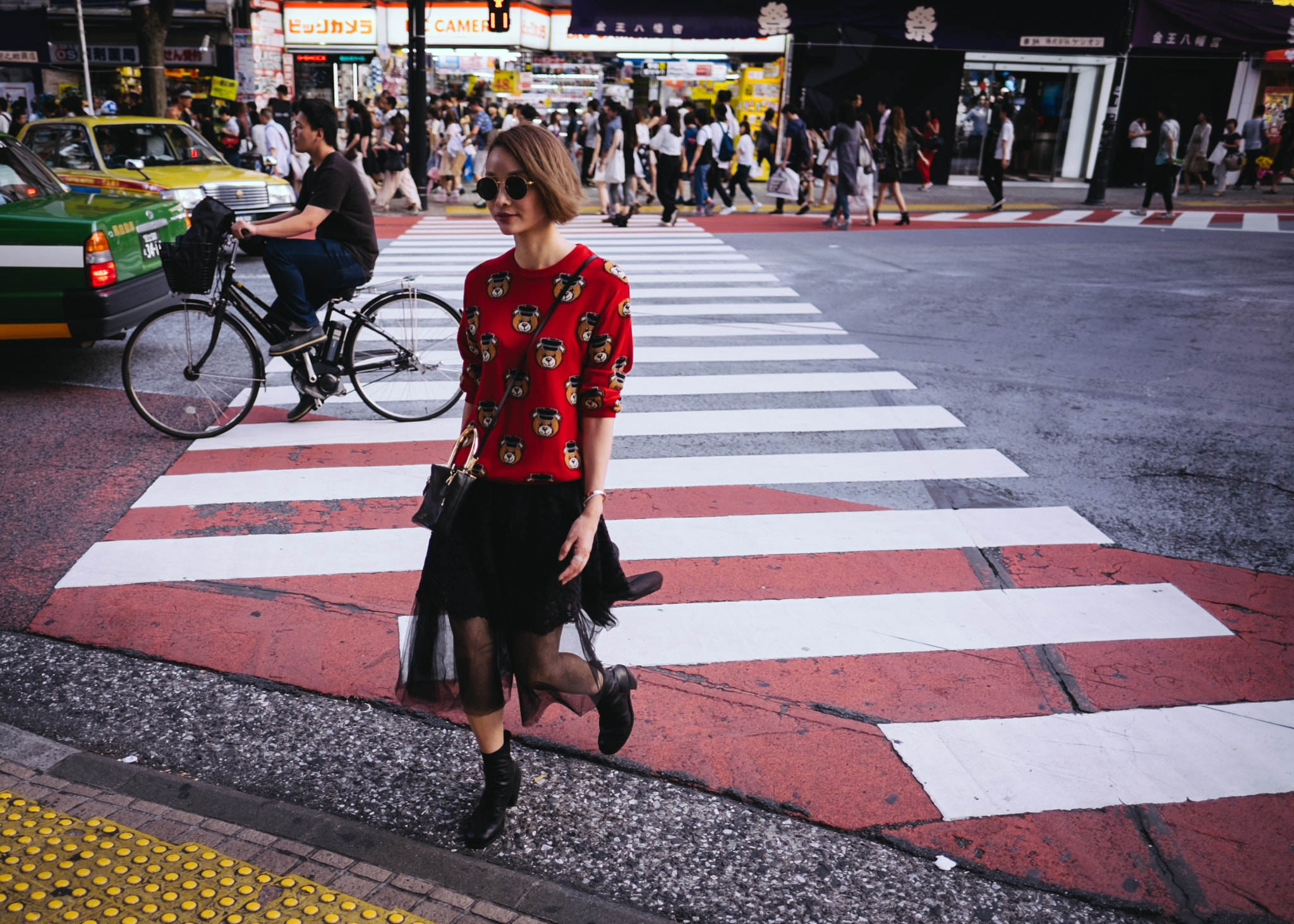 Fujifilm X-T10 + Fujifilm XF 16mm F1.4 R WR sample photo. Crosswalk catwalk photography