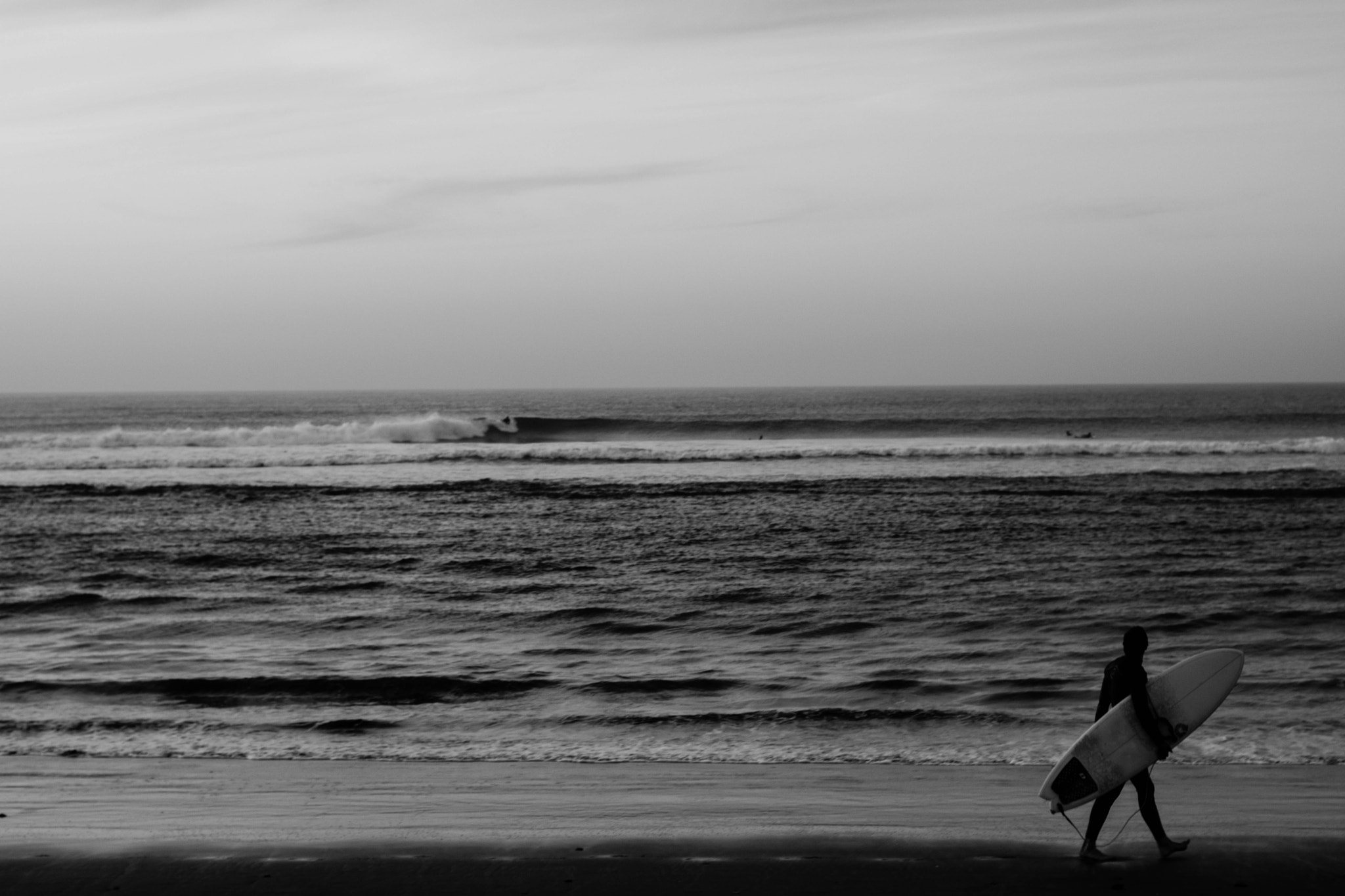 Nikon D5500 + Nikon AF Nikkor 50mm F1.8D sample photo. Walking in the beach photography