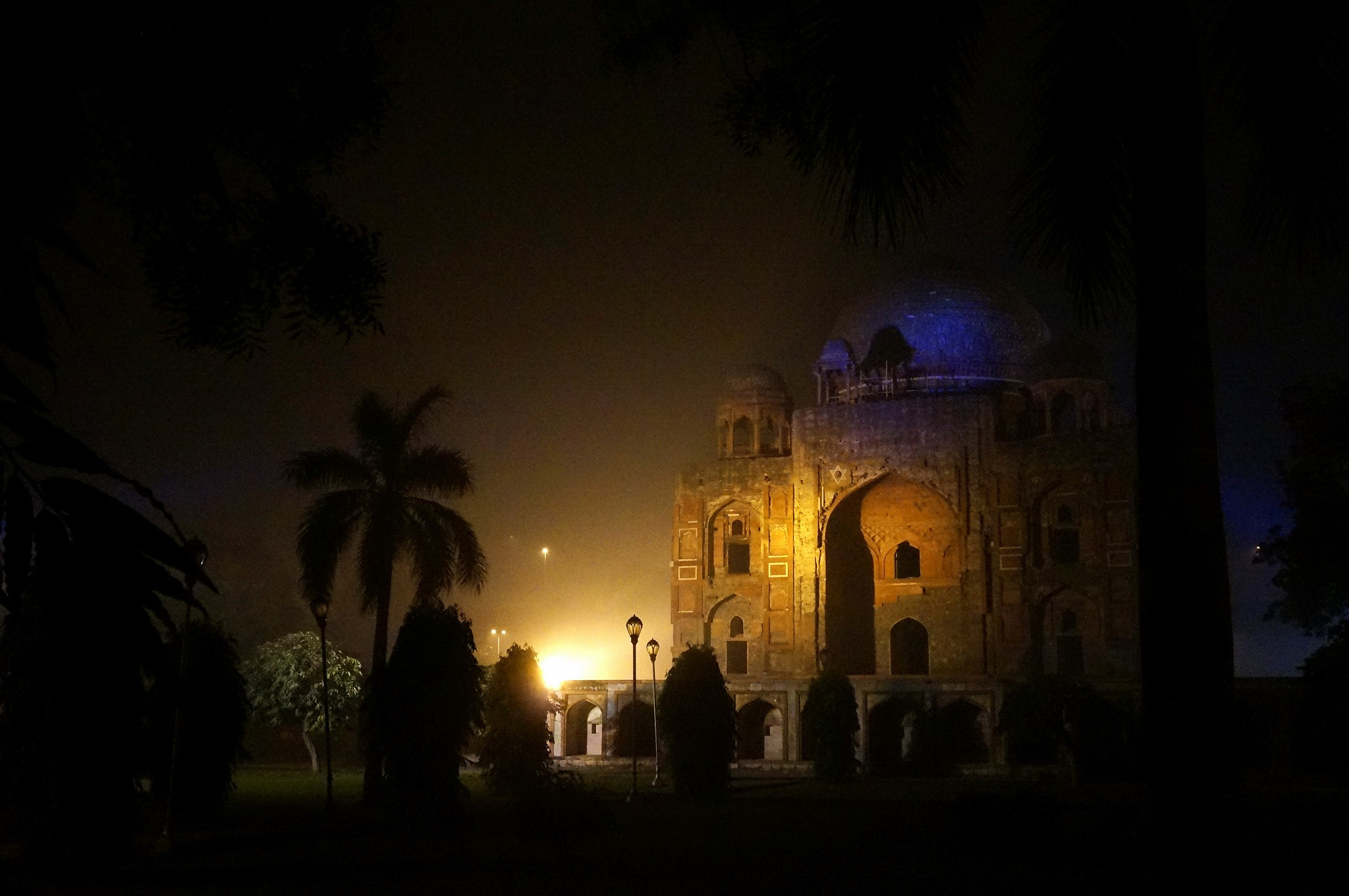 Sony Alpha NEX-6 + Sony E 18-50mm F4-5.6 sample photo. Night at nizamuddin photography