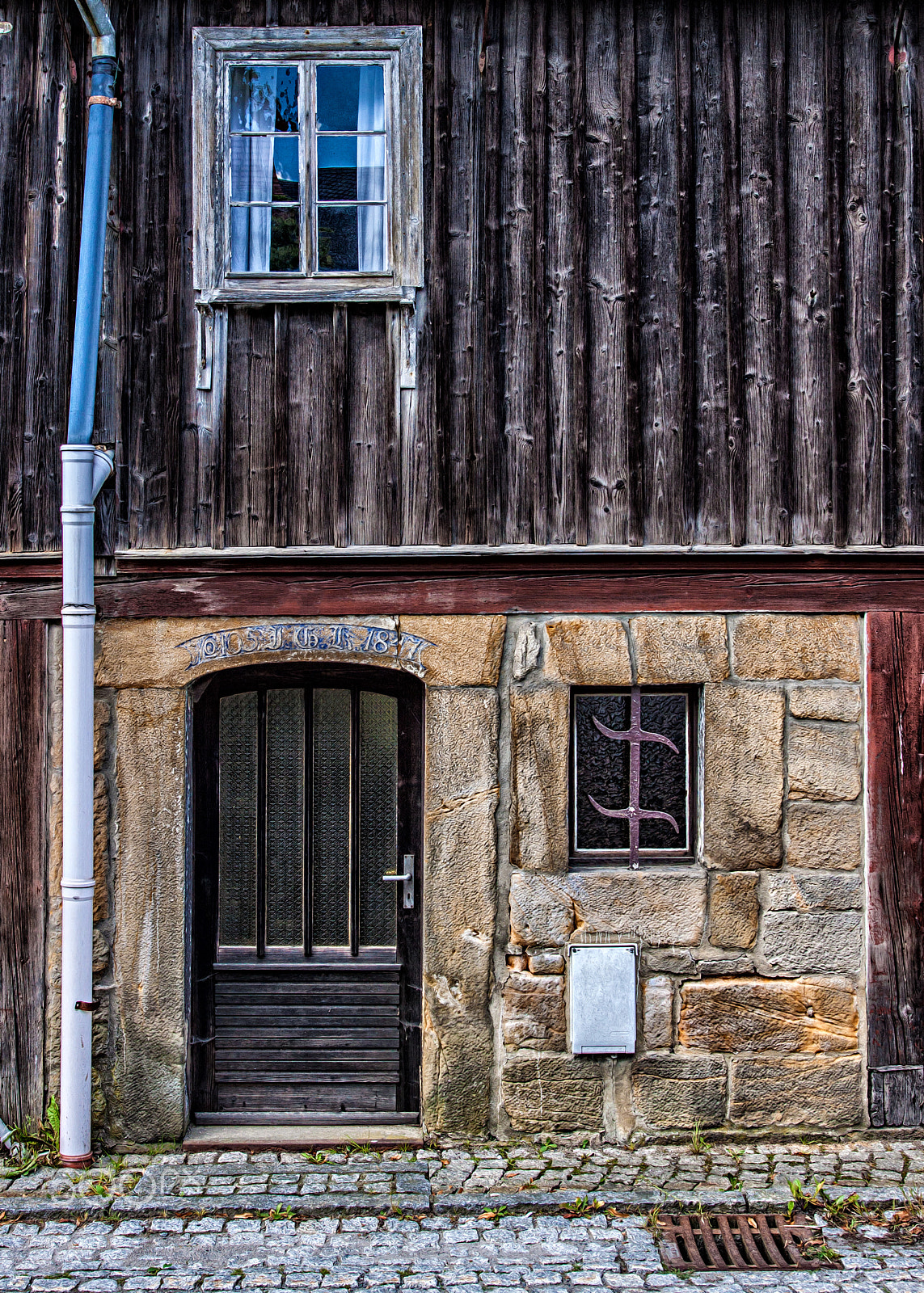 Sigma 17-70mm F2.8-4 DC Macro OS HSM sample photo. Hausfront in hinterhermsdorf photography