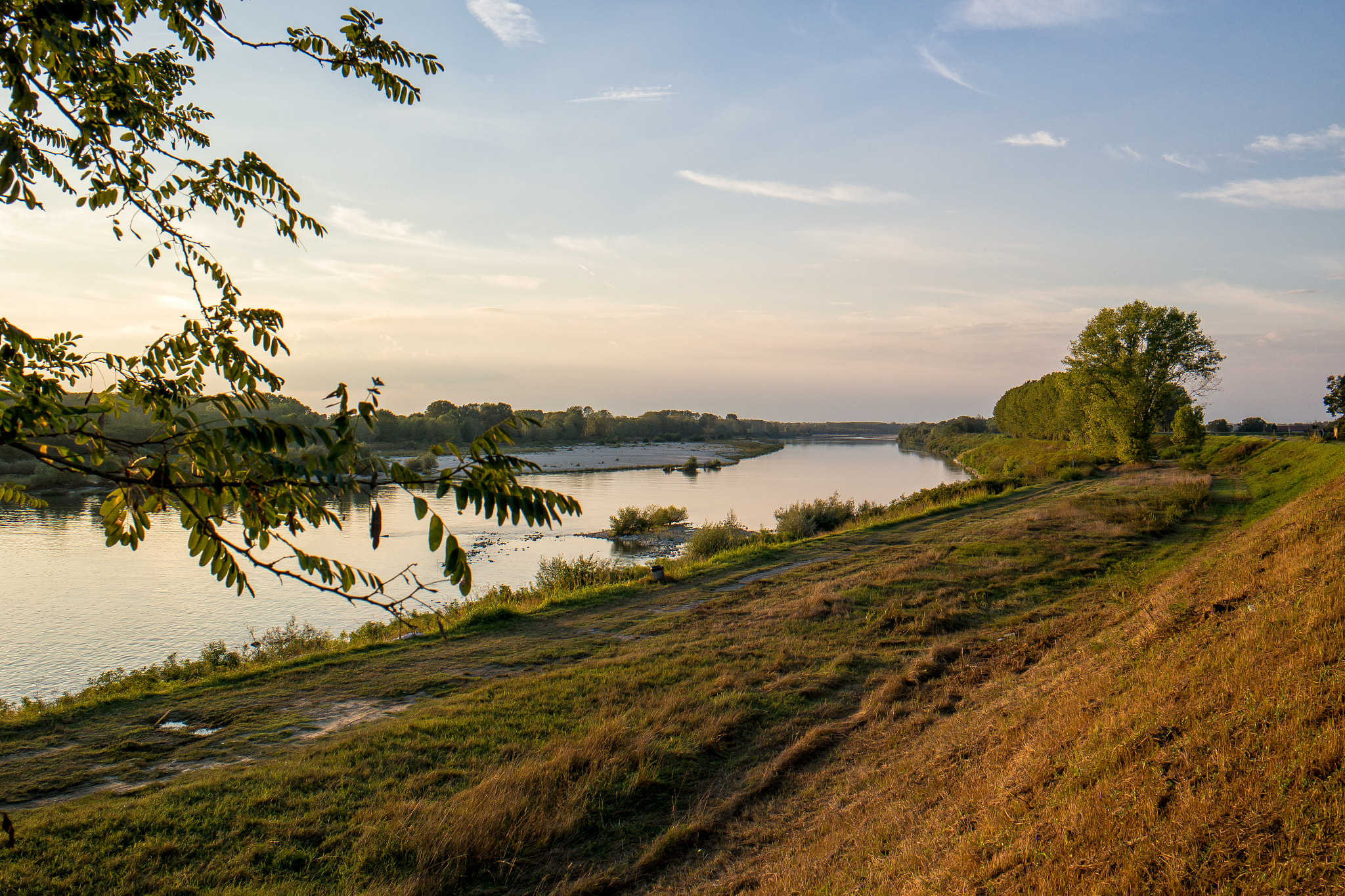 Samsung NX 20-50mm F3.5-5.6 ED sample photo. Italian river photography