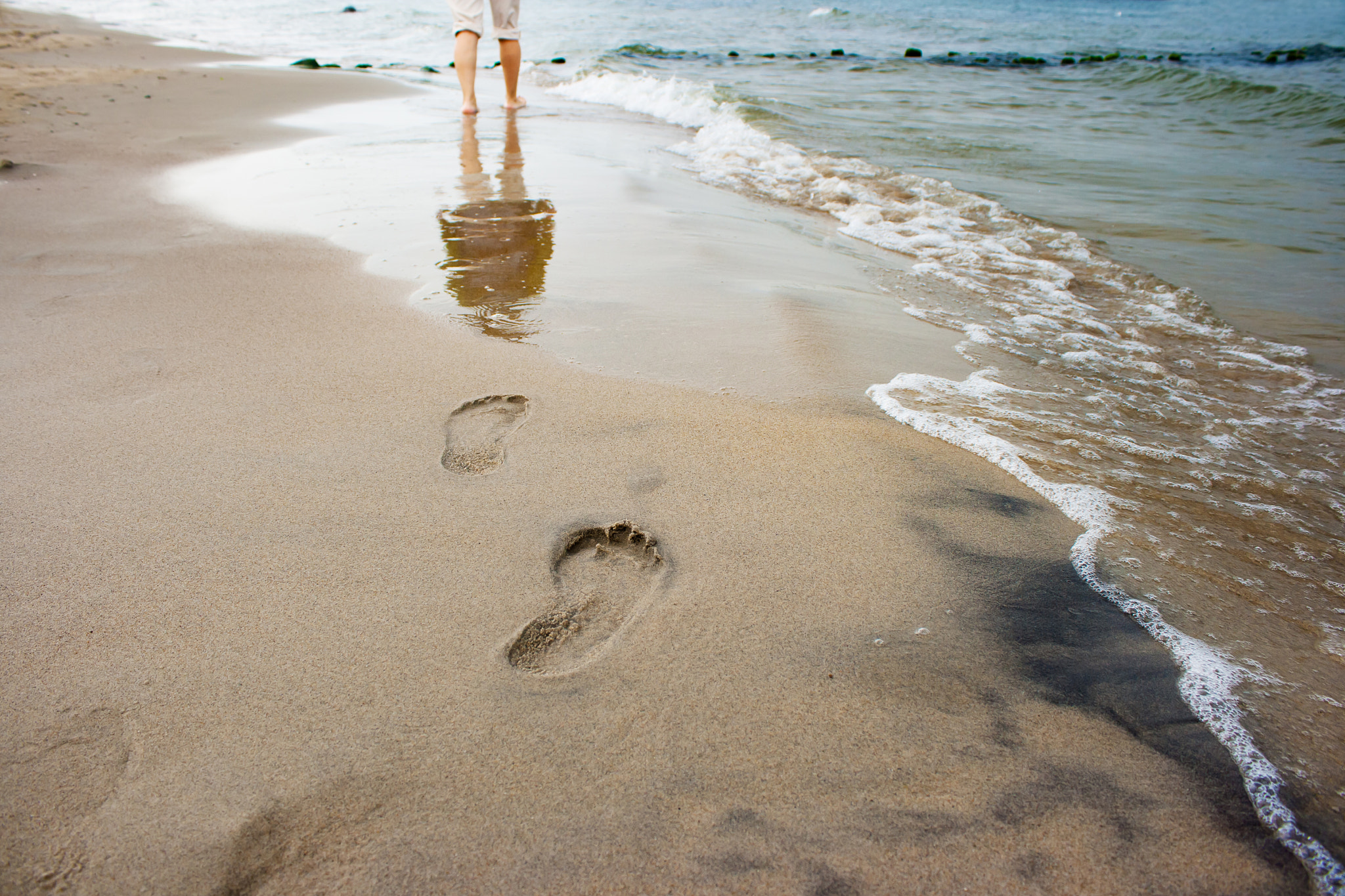 Canon EOS 400D (EOS Digital Rebel XTi / EOS Kiss Digital X) sample photo. Woman's footprints on the seashore photography