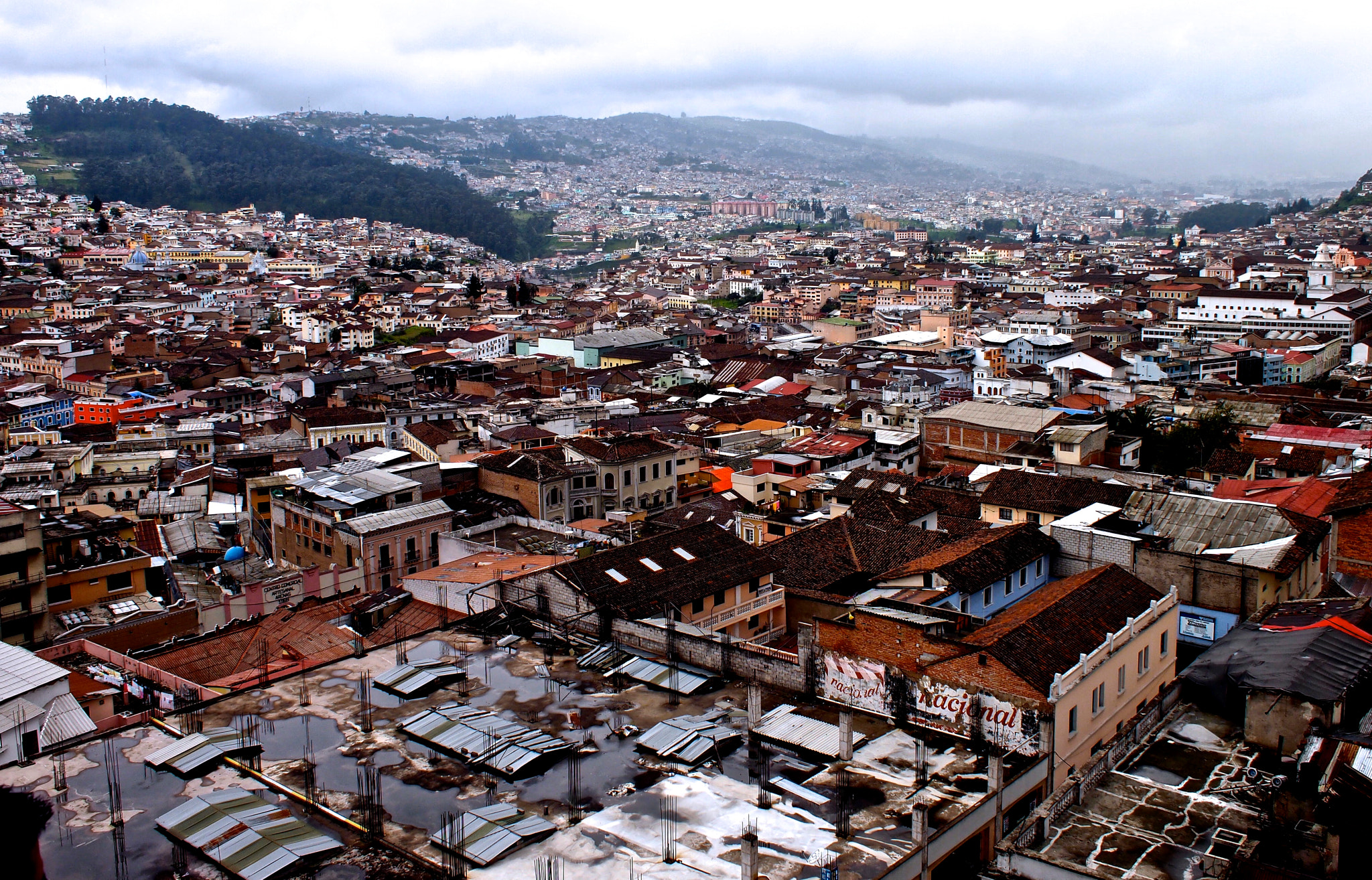 Olympus PEN E-PL1 + Olympus M.Zuiko Digital 17mm F2.8 Pancake sample photo. Skyline of quito photography