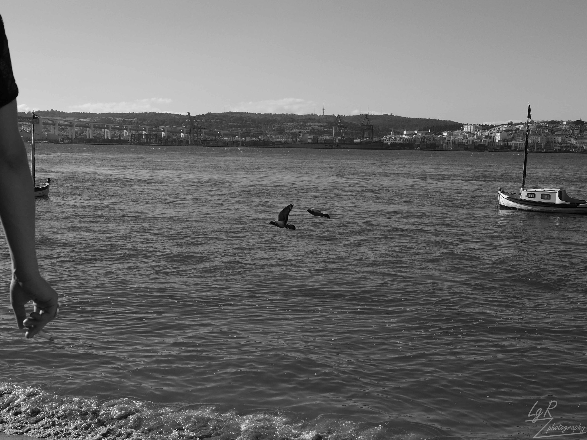 Olympus OM-D E-M5 II + Panasonic Leica DG Summilux 25mm F1.4 II ASPH sample photo. The small boat photography