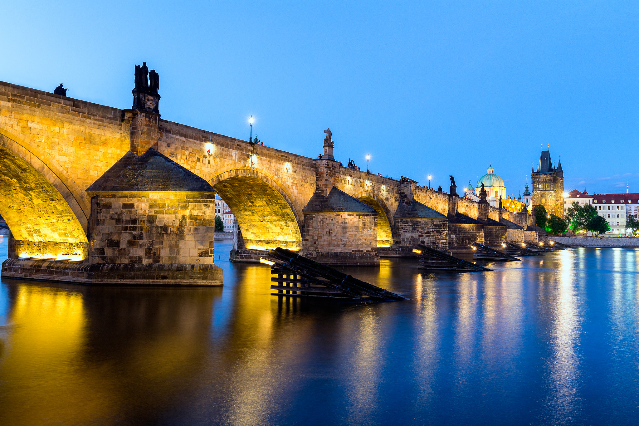 Canon EOS 700D (EOS Rebel T5i / EOS Kiss X7i) + Canon EF 16-35mm F4L IS USM sample photo. Charles bridge (karluv most) is prague most familiar monument, connects the old town (stare... photography