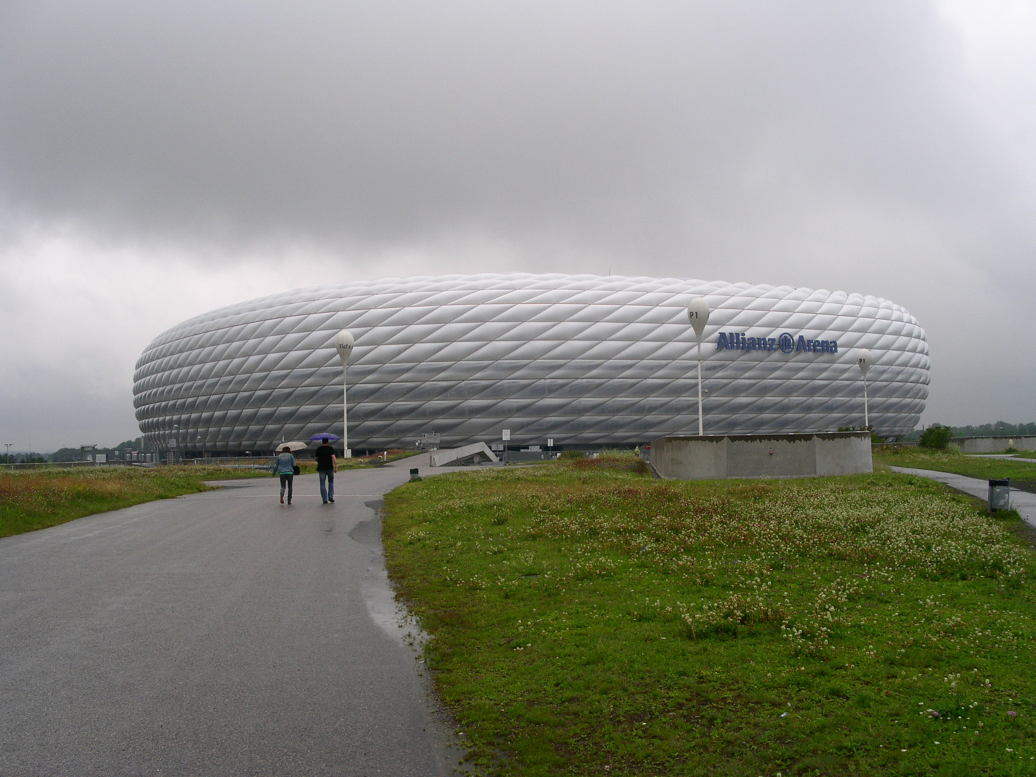 KONICA MINOLTA DiMAGE F300 sample photo. Allianz arena in munich photography
