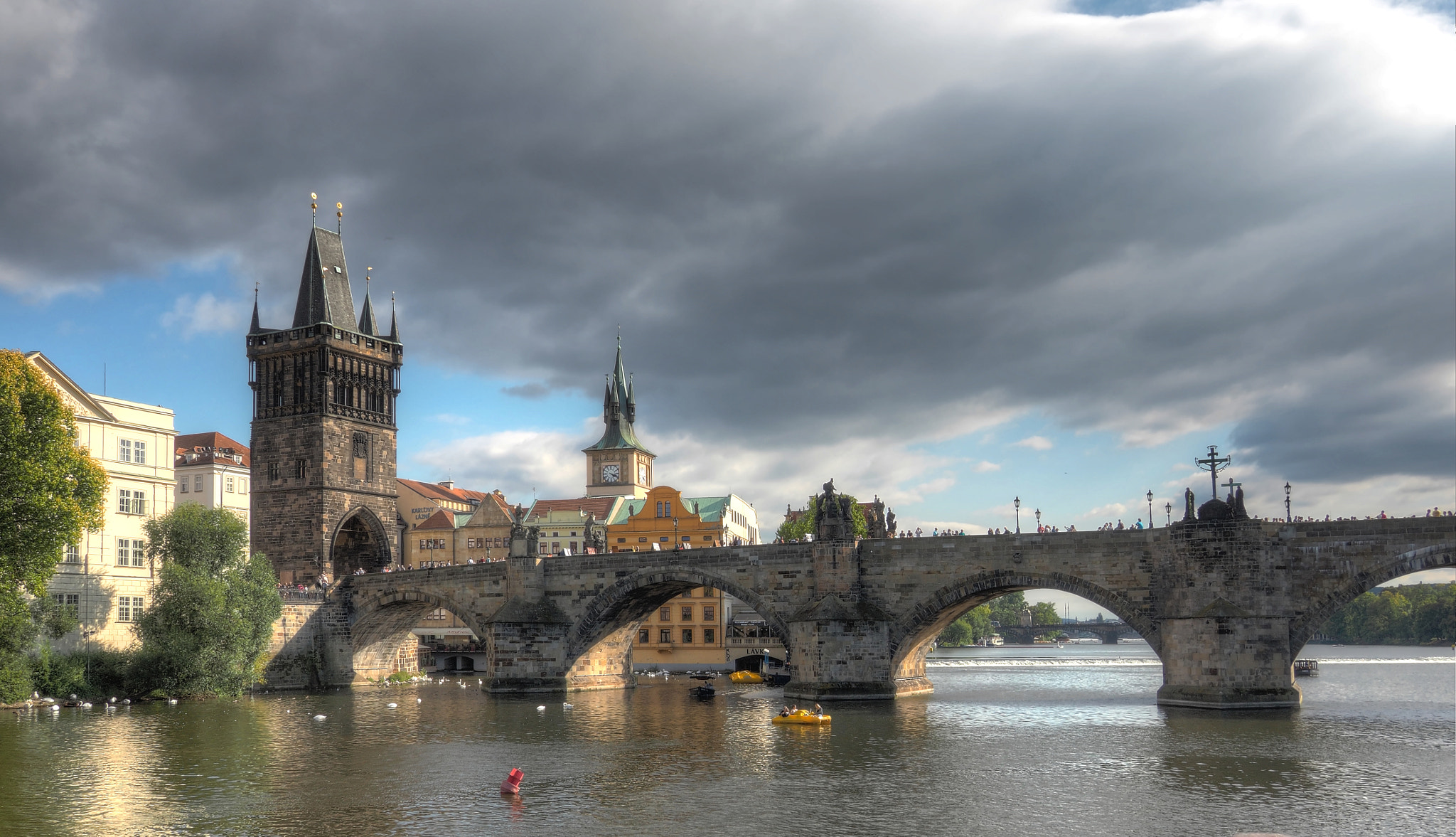 Olympus OM-D E-M5 II + LUMIX G 14/F2.5 II sample photo. Charles bridge, prague photography