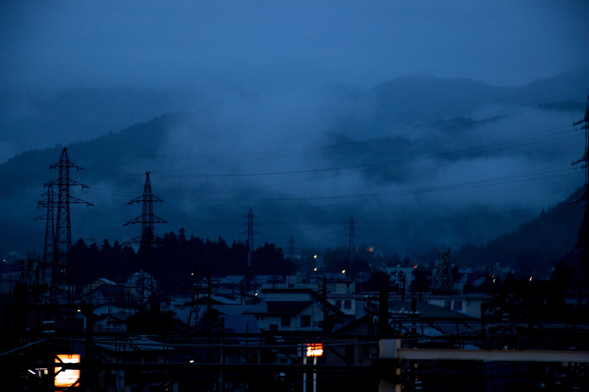 Canon EF-S 17-85mm F4-5.6 IS USM sample photo. Night shot from echigo-yuzawa station photography