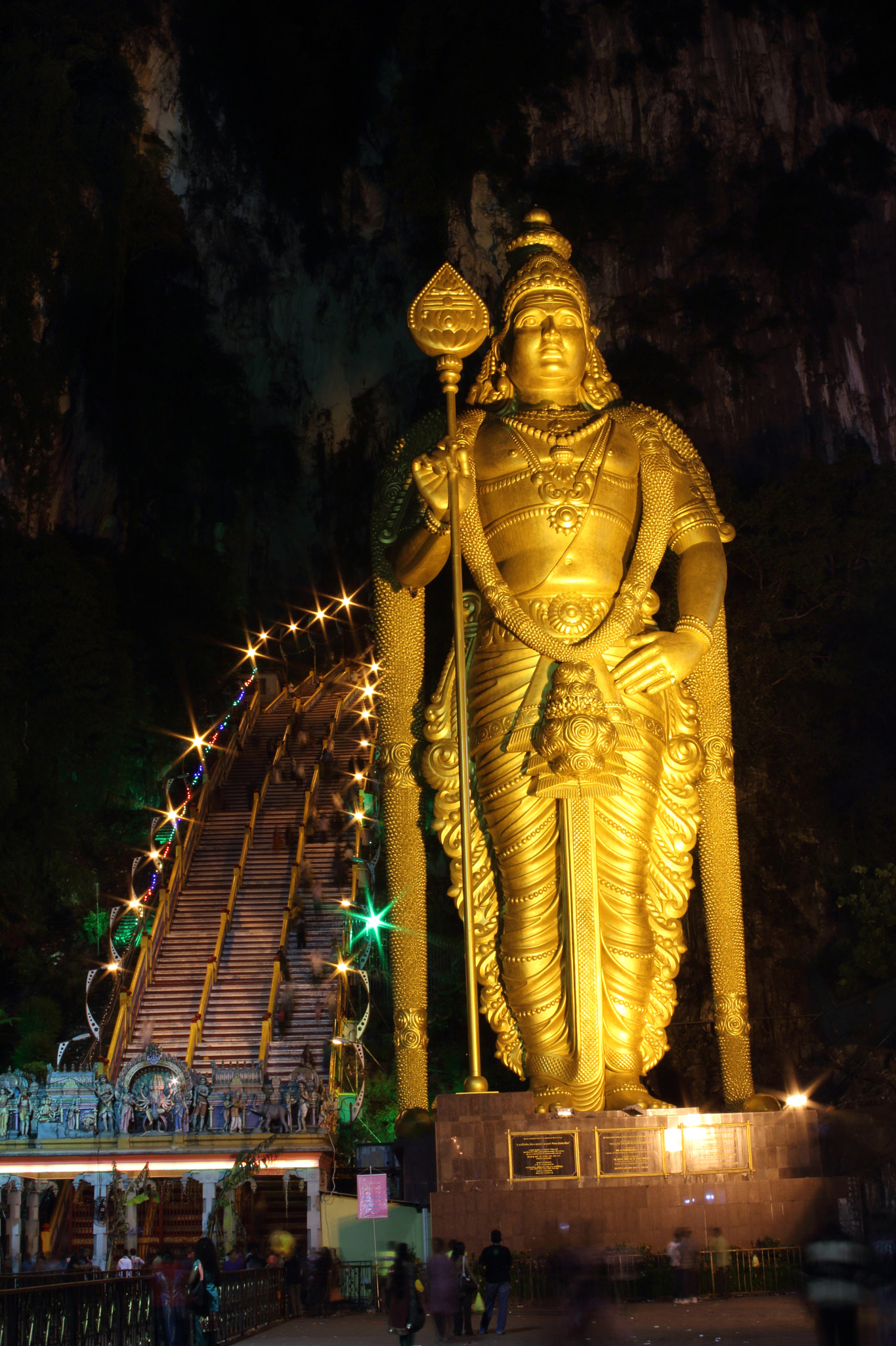 Canon EOS 650D (EOS Rebel T4i / EOS Kiss X6i) + Canon EF 28-135mm F3.5-5.6 IS USM sample photo. Lord murugan statue at batu caves temples  by nights photography