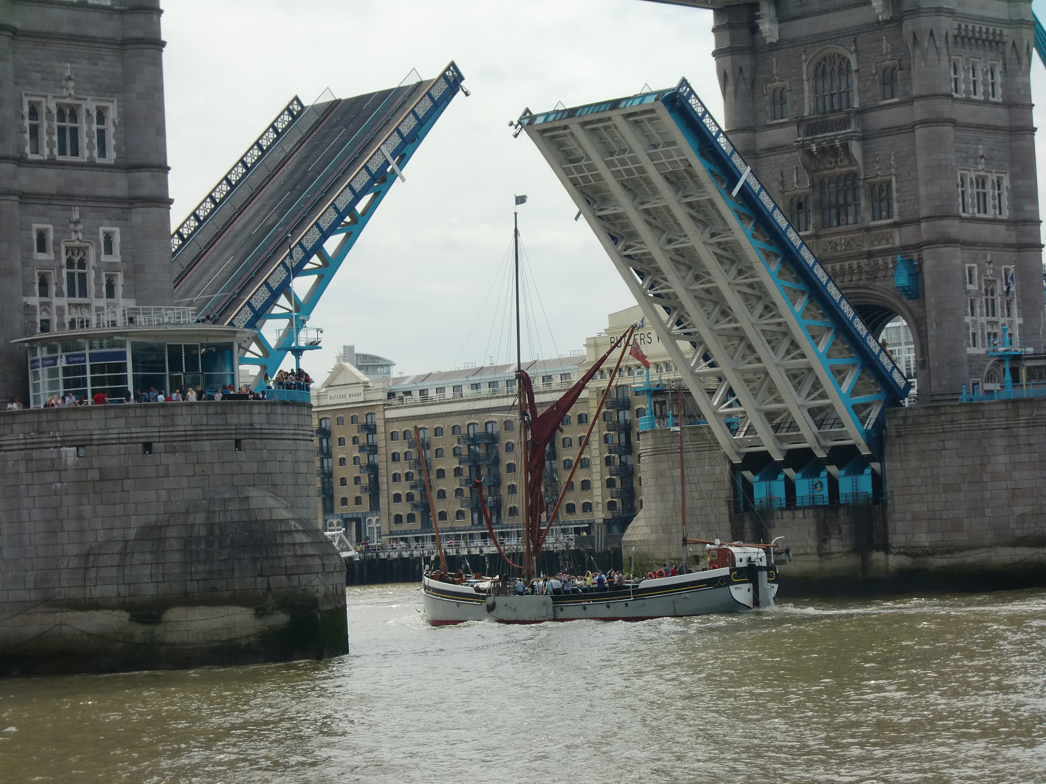 CASIO EX-Z450 sample photo. Tower bridge photography